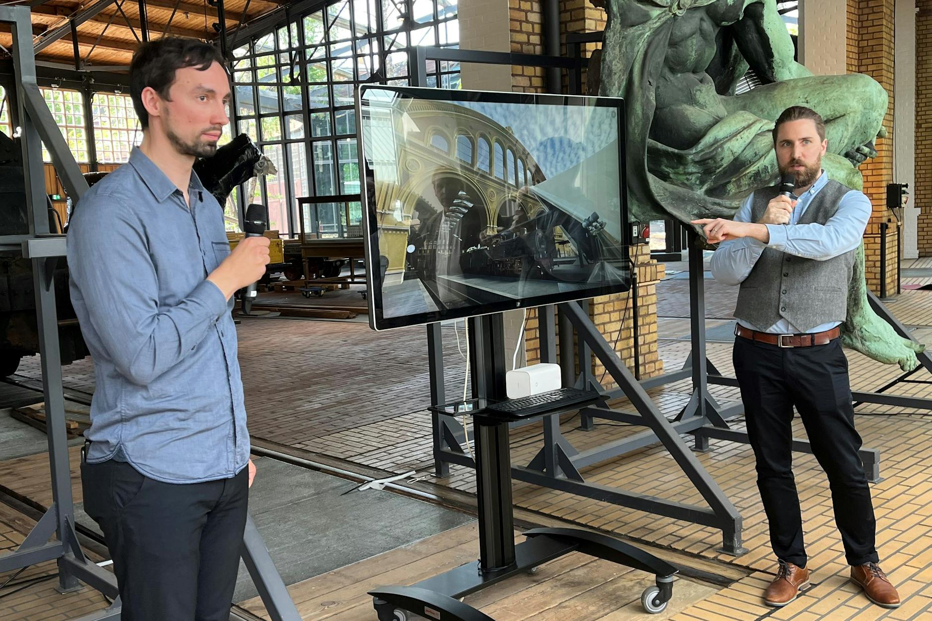 Bei der Vorstellung von „Anhalter Bahnhof revisited“: Frank Zwintzscher, Kurator für Landverkehr (l.)., und Matthias Stier, Leiter Digitale Strategie im Technikmuseum Berlin.