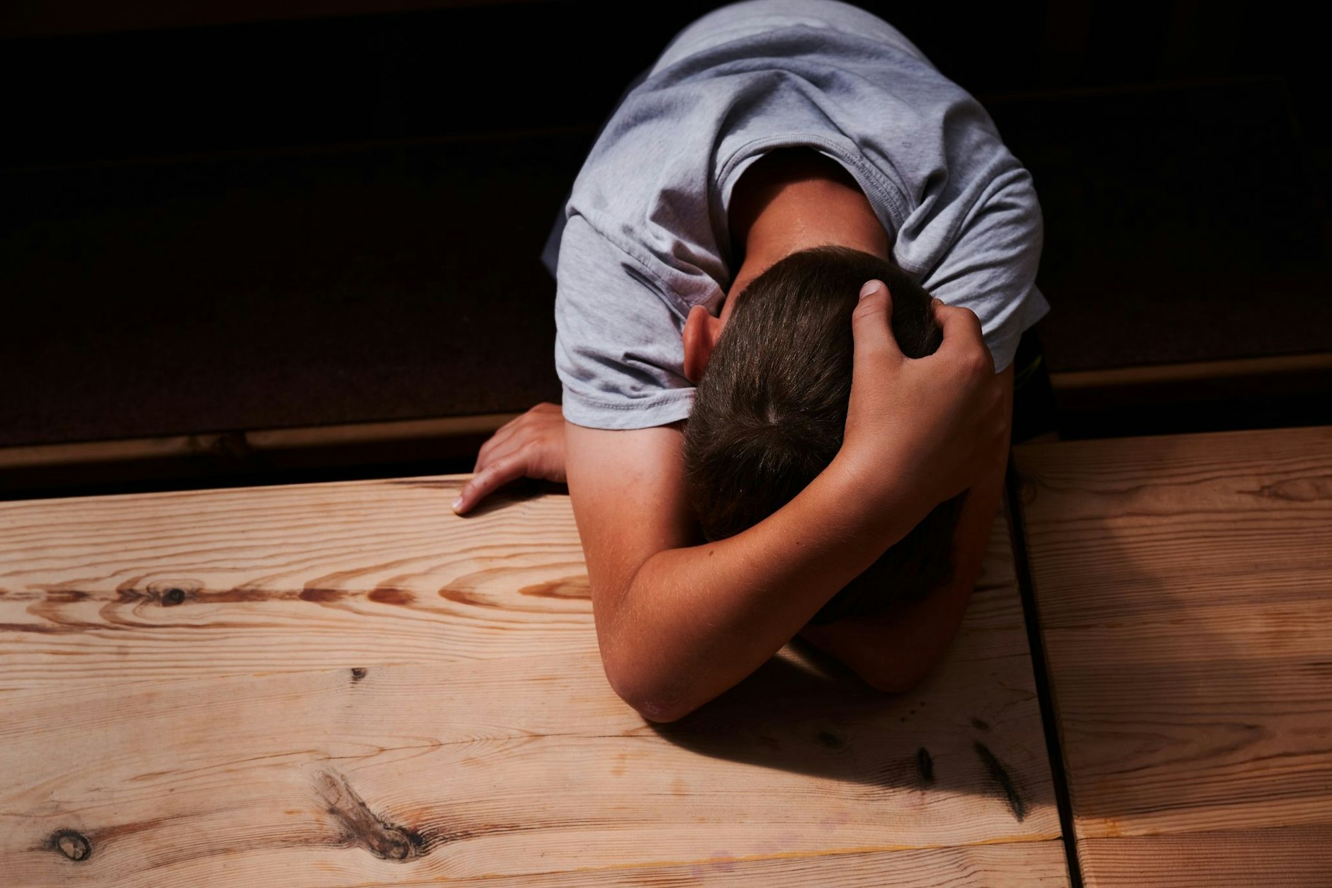 Ein Entwicklungshelfer ist wegen Kindesmissbrauchs und Kinderpornografie zu einer Haftstrafe verurteilt worden.