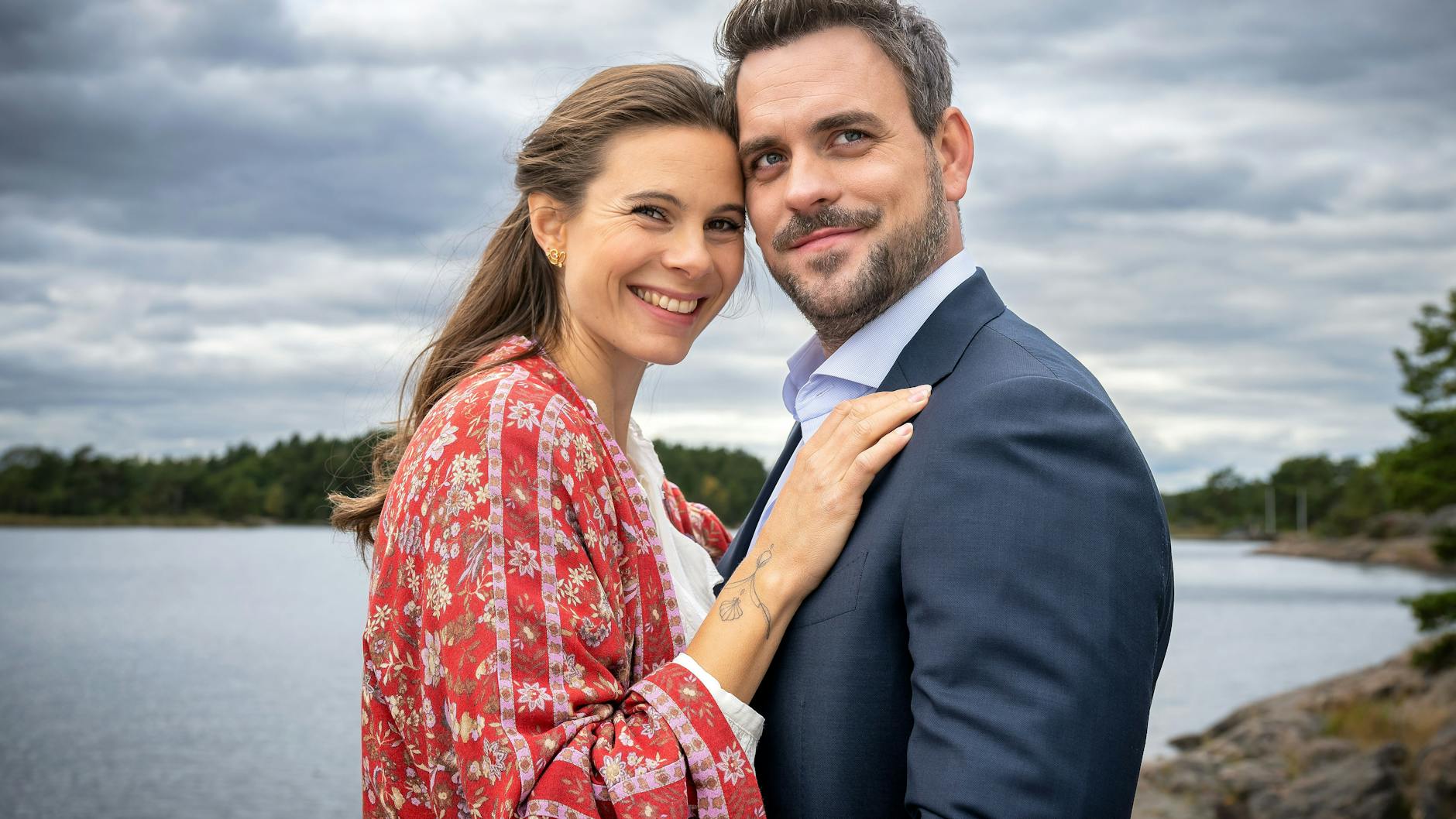 Marc Barthel als Emil mit Hanna Mall als Juna in „Inga Lindström: Die Süße des Lebens“.