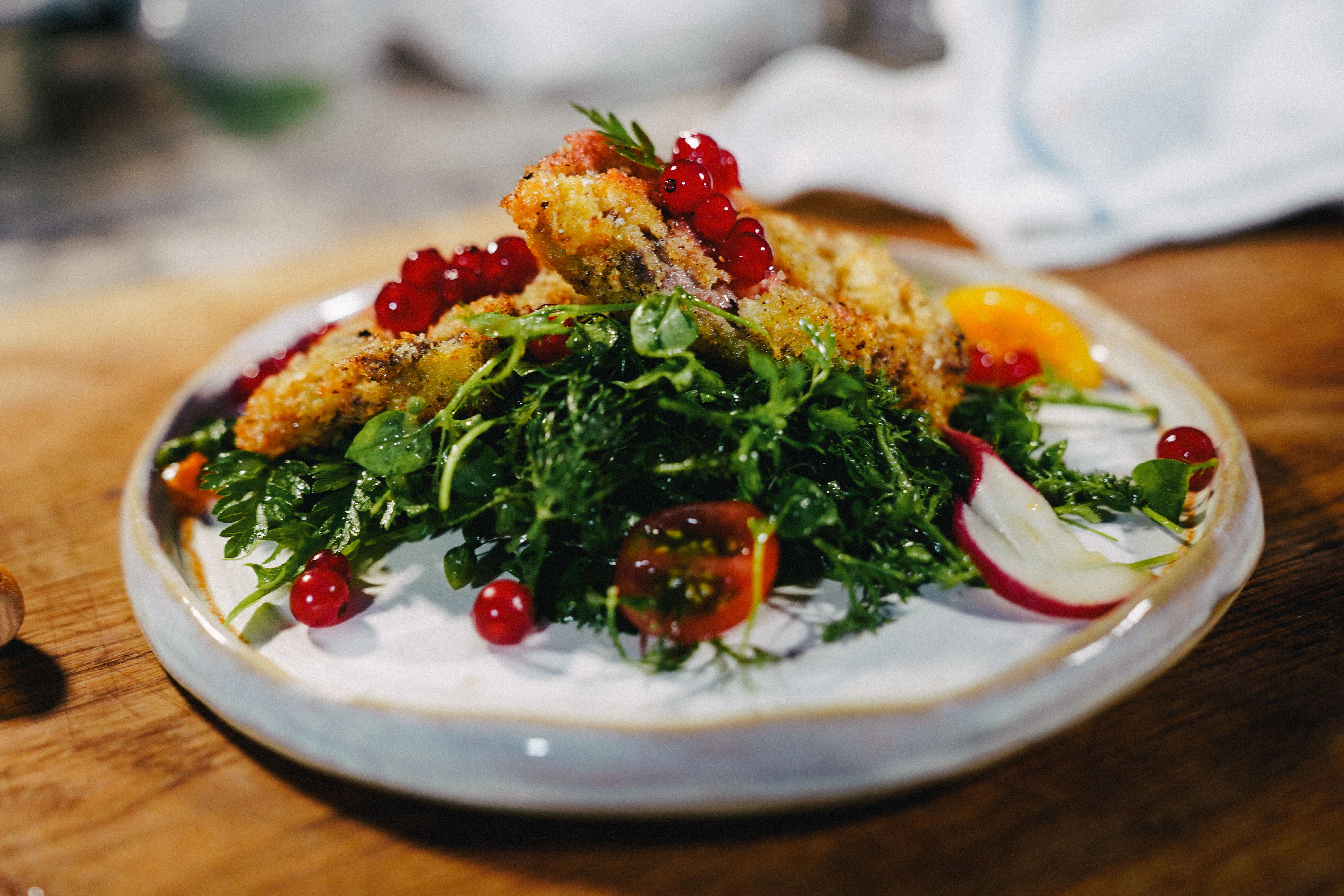 Rehschnitzelchen mit sommerlichem Salat: Auch das eine Kombination, die unser Koch liebt.