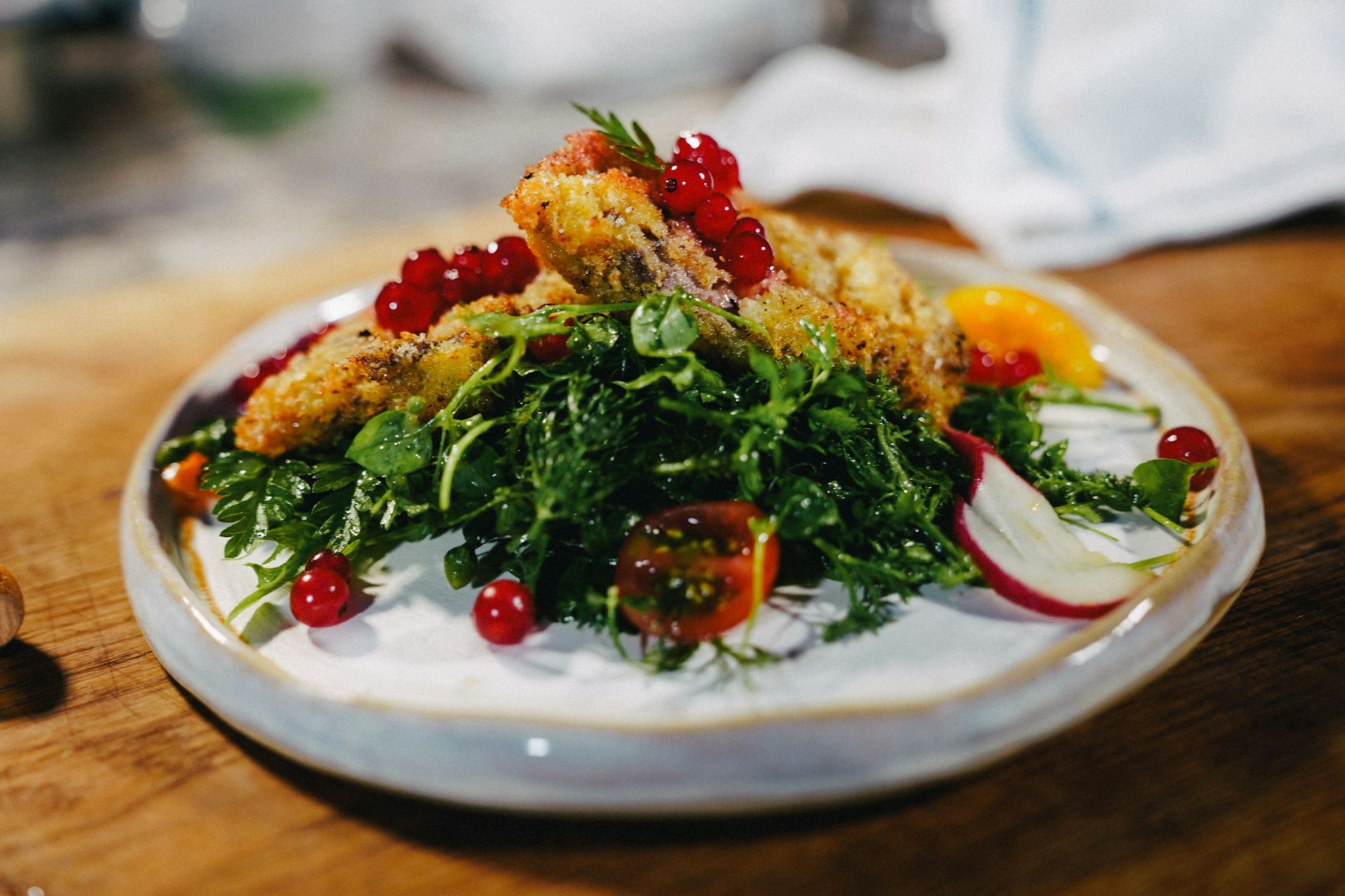 Rehschnitzelchen mit sommerlichem Salat: Auch das eine Kombination, die unser Koch liebt.