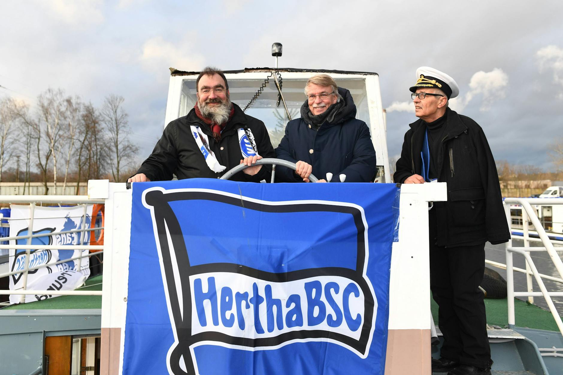 Rechtsanwalt Ingmar Pering (l.) auf Herthas Gründungsdampfer im Hafen Rummelsburg