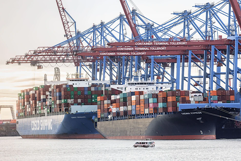 Die China-Exporte sind stark gesunken: Schiff des chinesischen Reeders COSCO im Hamburger Hafen.&nbsp;