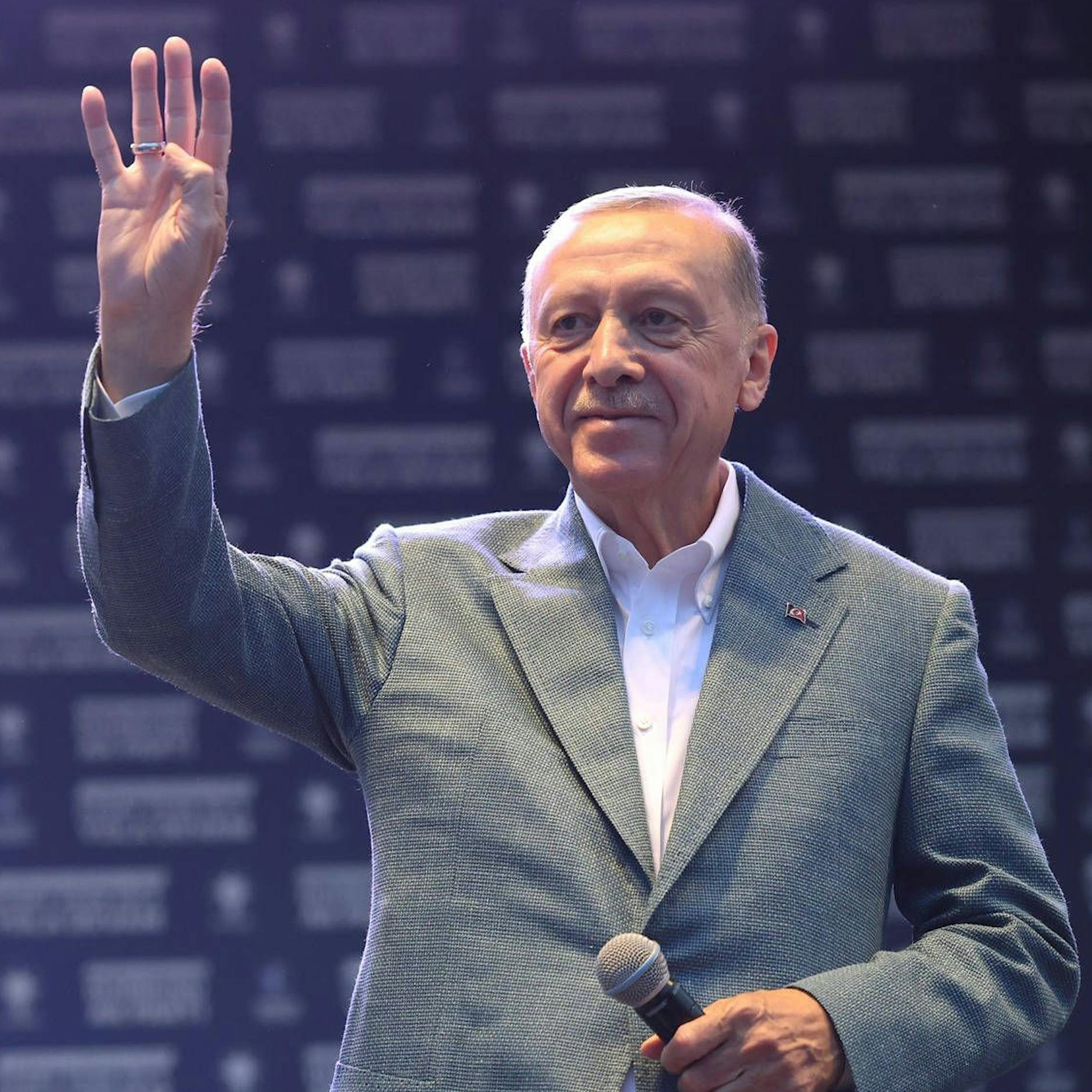 Ein Winken zum Abschied: Muss Erdogan am Sonntag abdanken?