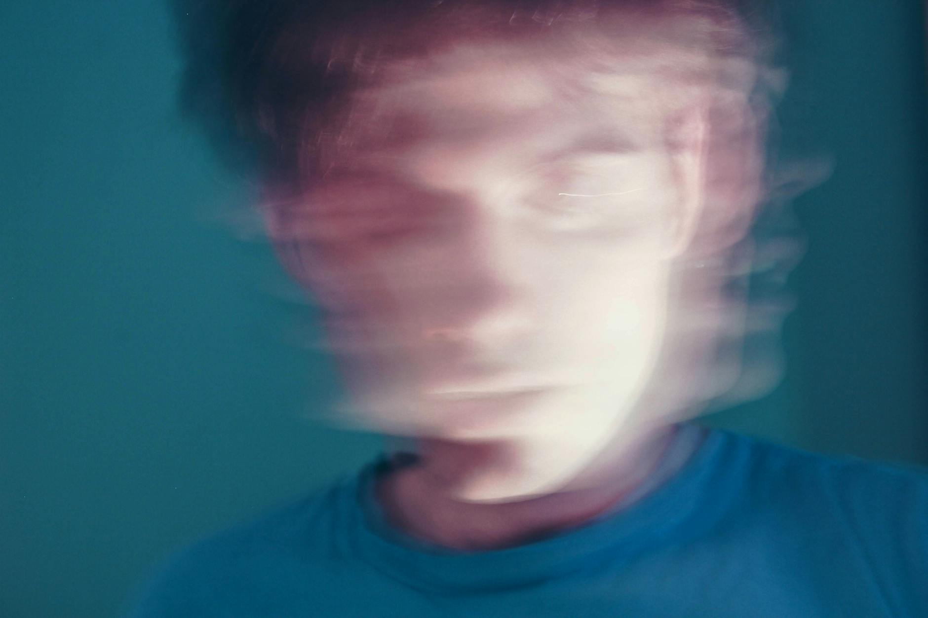 Ein verschwommenes Gesicht: Brain Fog ist ein Symptom von ME/CFS.