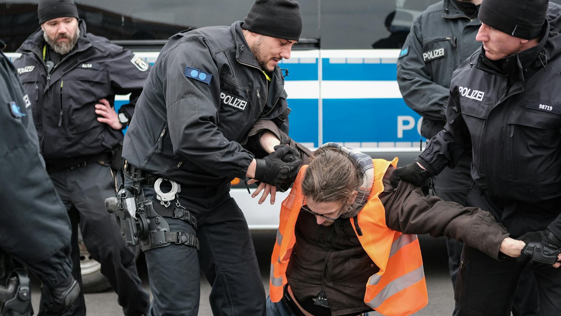Die Polizei trägt einen Klimakleber der Letzten Generation weg.