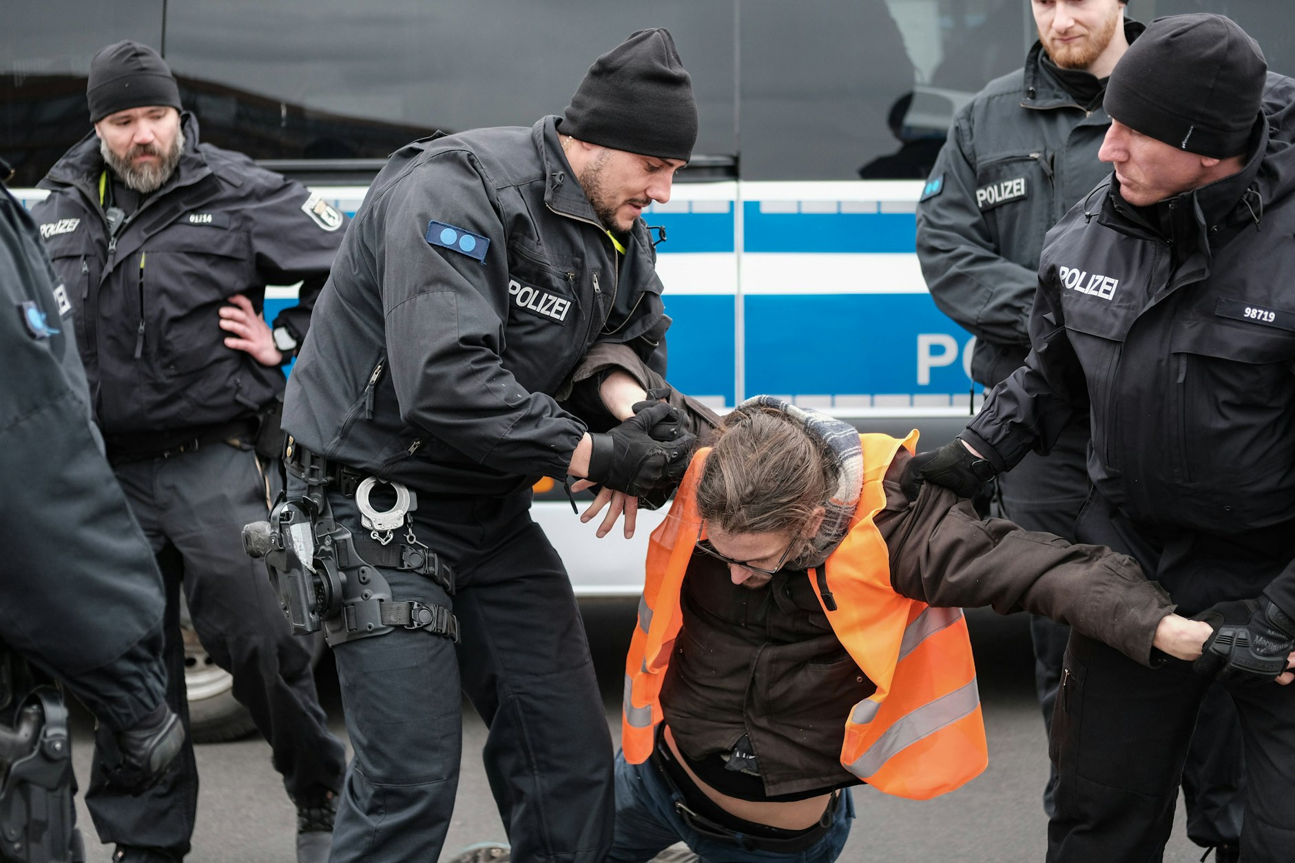 Die Polizei trägt einen Klimakleber der Letzten Generation weg. Ein ähnlicher Einsatz am 20. April hatte Wellen geschlagen, weil die Polizei dabei einen Schmerzgriff angewendet hatte (Symbolbild).
