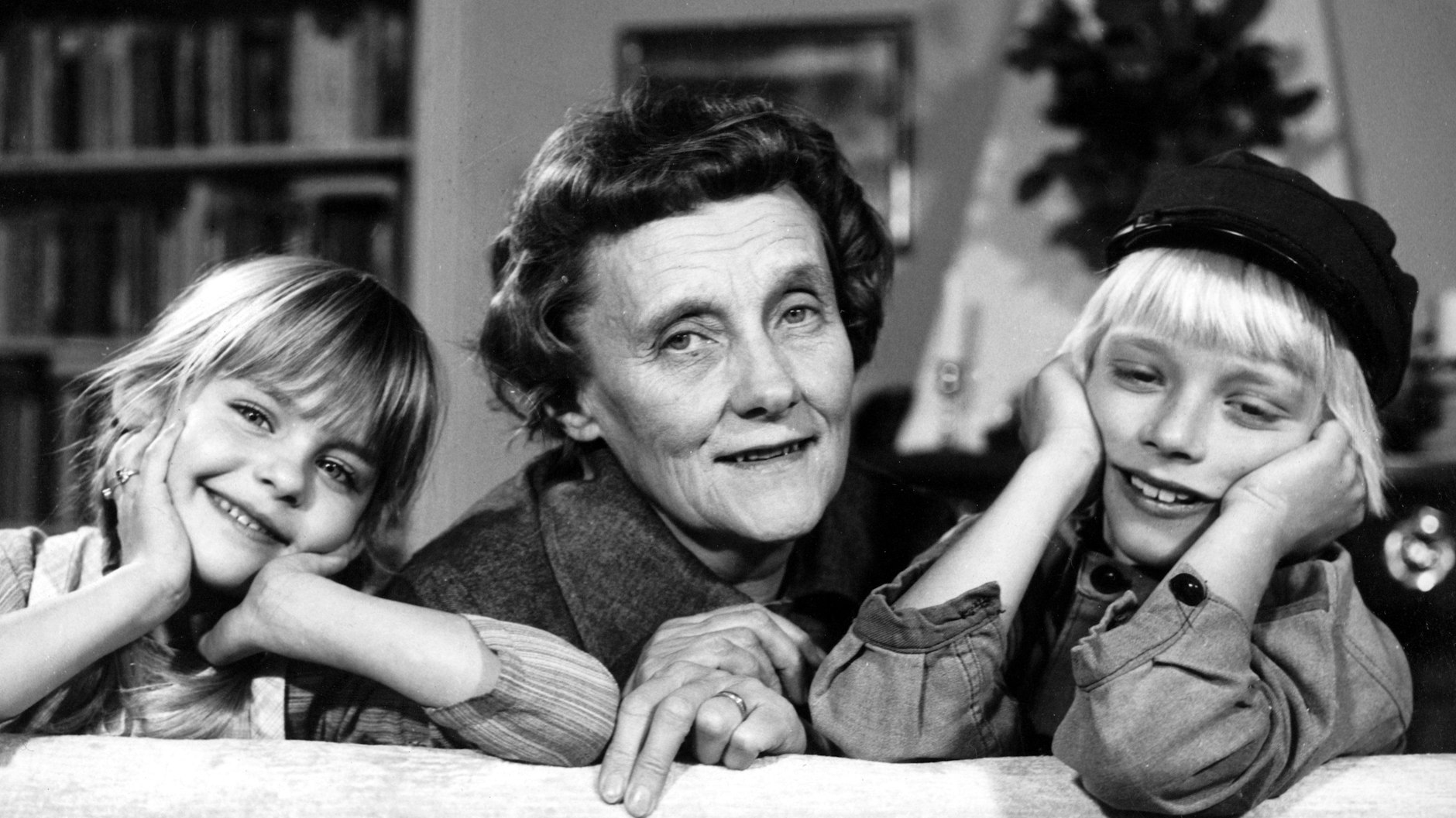 Die schwedische Kinderbuchautorin Astrid Lindgren posier 1972 mit den beiden Hauptdarstellern ihrer Buch-Verfilmung «Michel bringt die Welt in Ordnung», Lena Wisborg (l) und Jan Ohlsson.&nbsp;