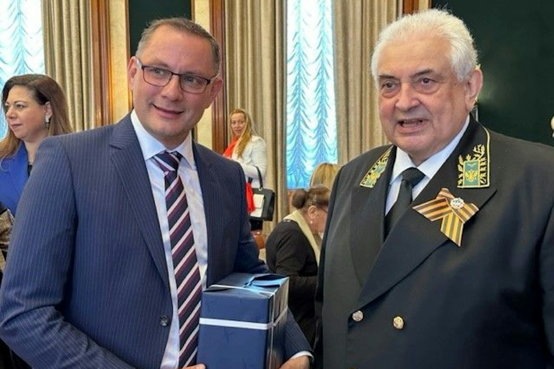 AfD-Chef Tino Chrupalla mit einem Geschenk für den russischen Botschafter Sergej Netschajew in der russischen Botschaft. 