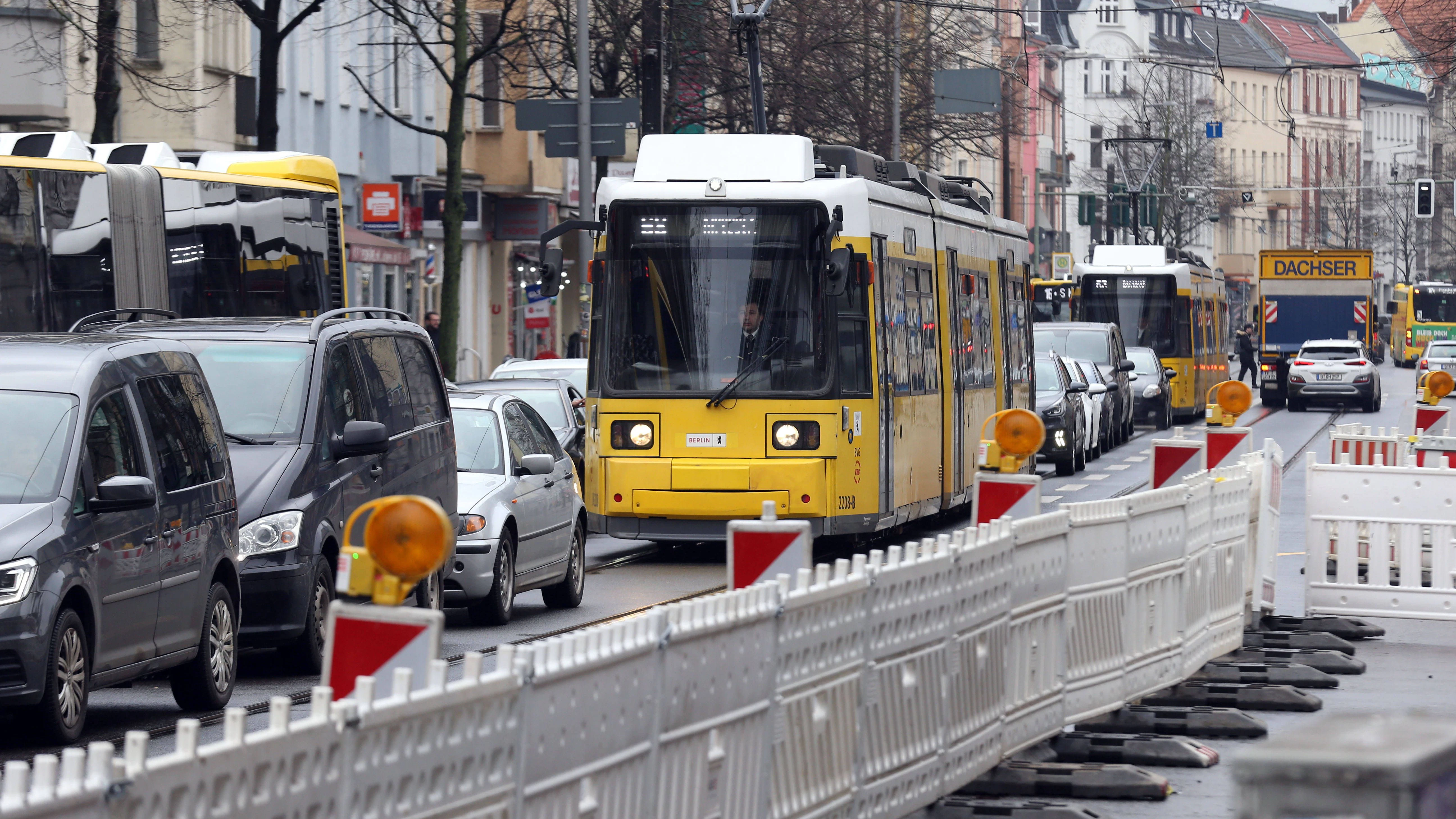 Das Verkehrs-Chaos auf der Bahnhofstraße in Köpenick wird sich noch lange ziehen.