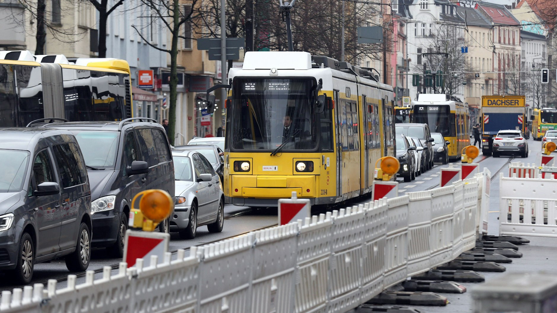 Das Verkehrs-Chaos auf der Bahnhofstraße in Köpenick wird sich noch lange ziehen.