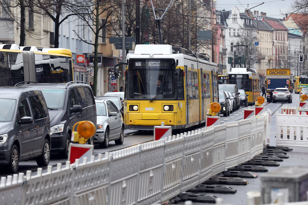 Eskalation beim Verkehrs-Chaos in Köpenick: BVG ruft Fahrgäste zum Laufen auf