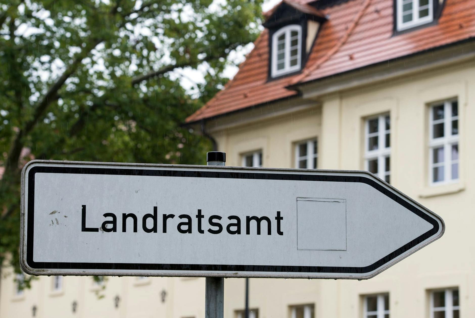 ARCHIV - Ein Straßenschild mit der Aufschrift «Landratsamt». a