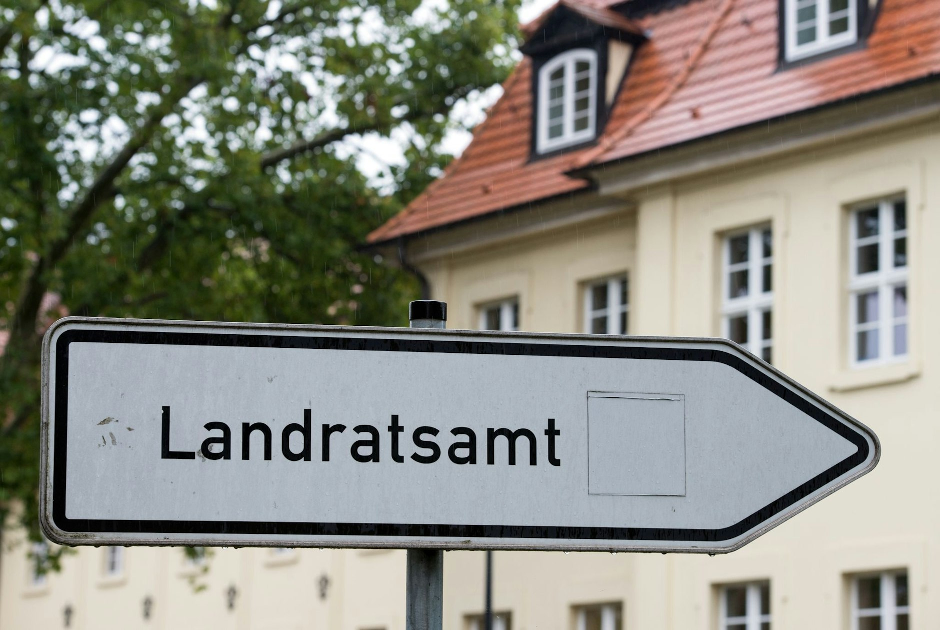 ARCHIV - Ein Straßenschild mit der Aufschrift «Landratsamt».  a