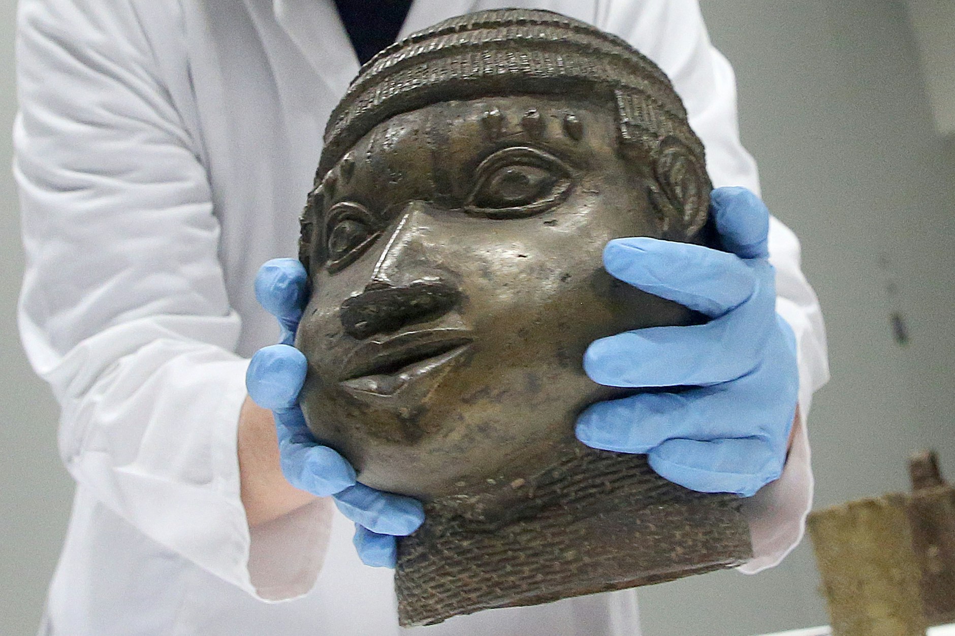 Hier wird eine der Benin-Bronzen, die für die Rückgabe nach Nigeria im Ethnologischen Museum Dahlem zusammengestellt wurden, reisefertig gemacht.