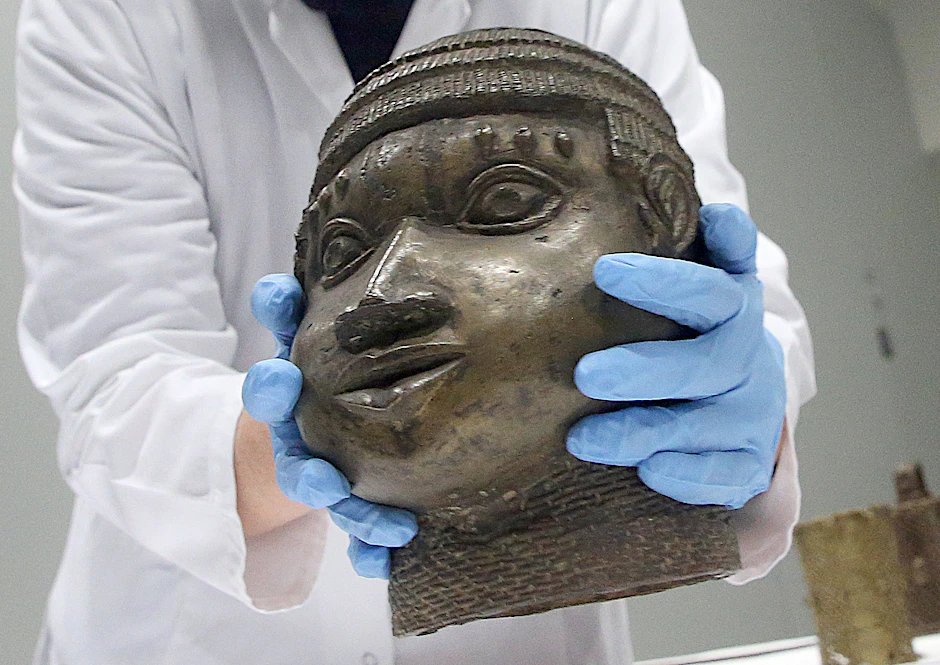 Hier wird eine der Benin-Bronzen, die für die Rückgabe nach Nigeria im Ethnologischen Museum Dahlem zusammengestellt wurden, reisefertig gemacht.