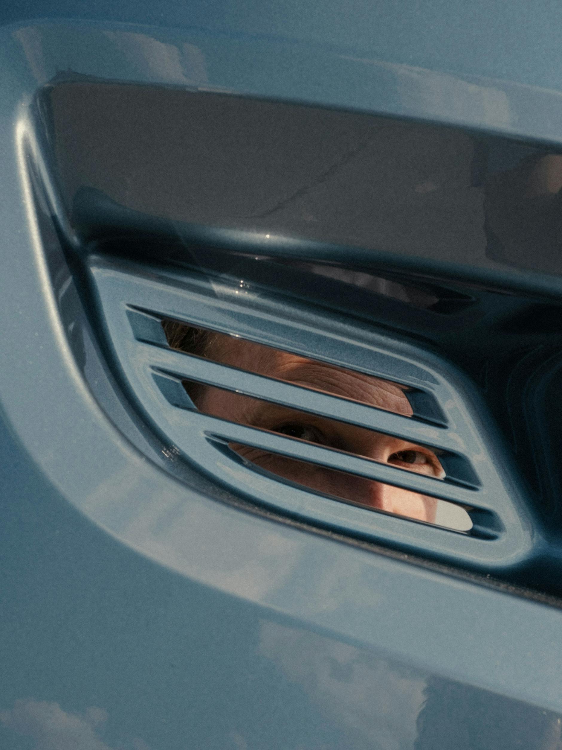 Conrad Kunze blickt durch eine Heckschürze.