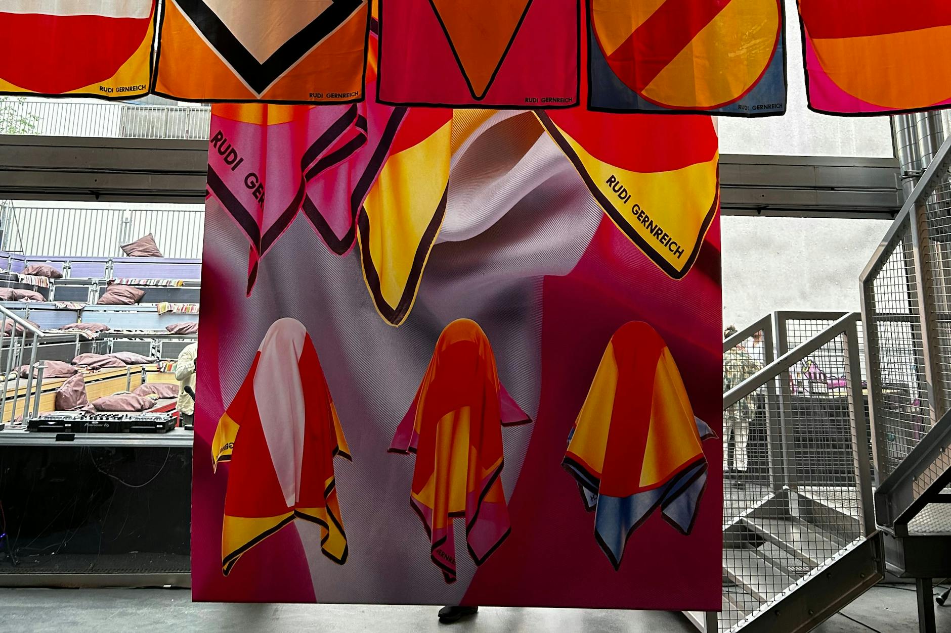 Bunt und verspielt, aber dennoch mit Botwschaft: Gernreichs Seidentücher mahnen zur Toleranz