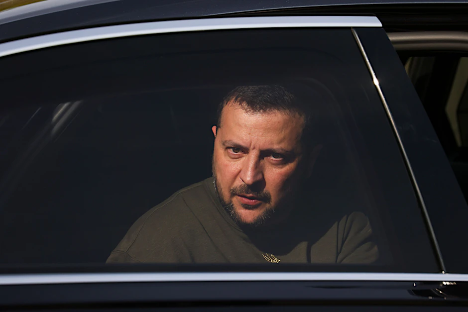 Wolodymyr Selenskyj, Präsident der Ukraine, sitzt in einem Auto während eines Besuchs auf einem Militärflugplatz.