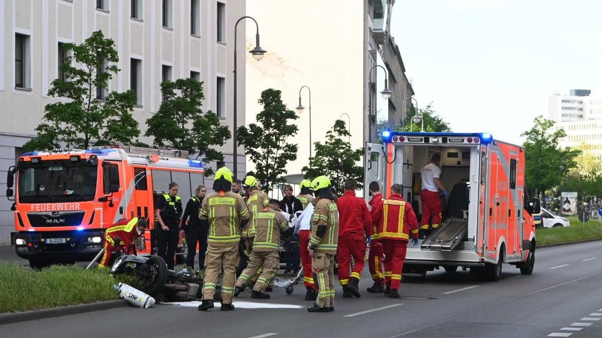 Rettungskräfte am Unfallort in der Axel-Springer-Straße.