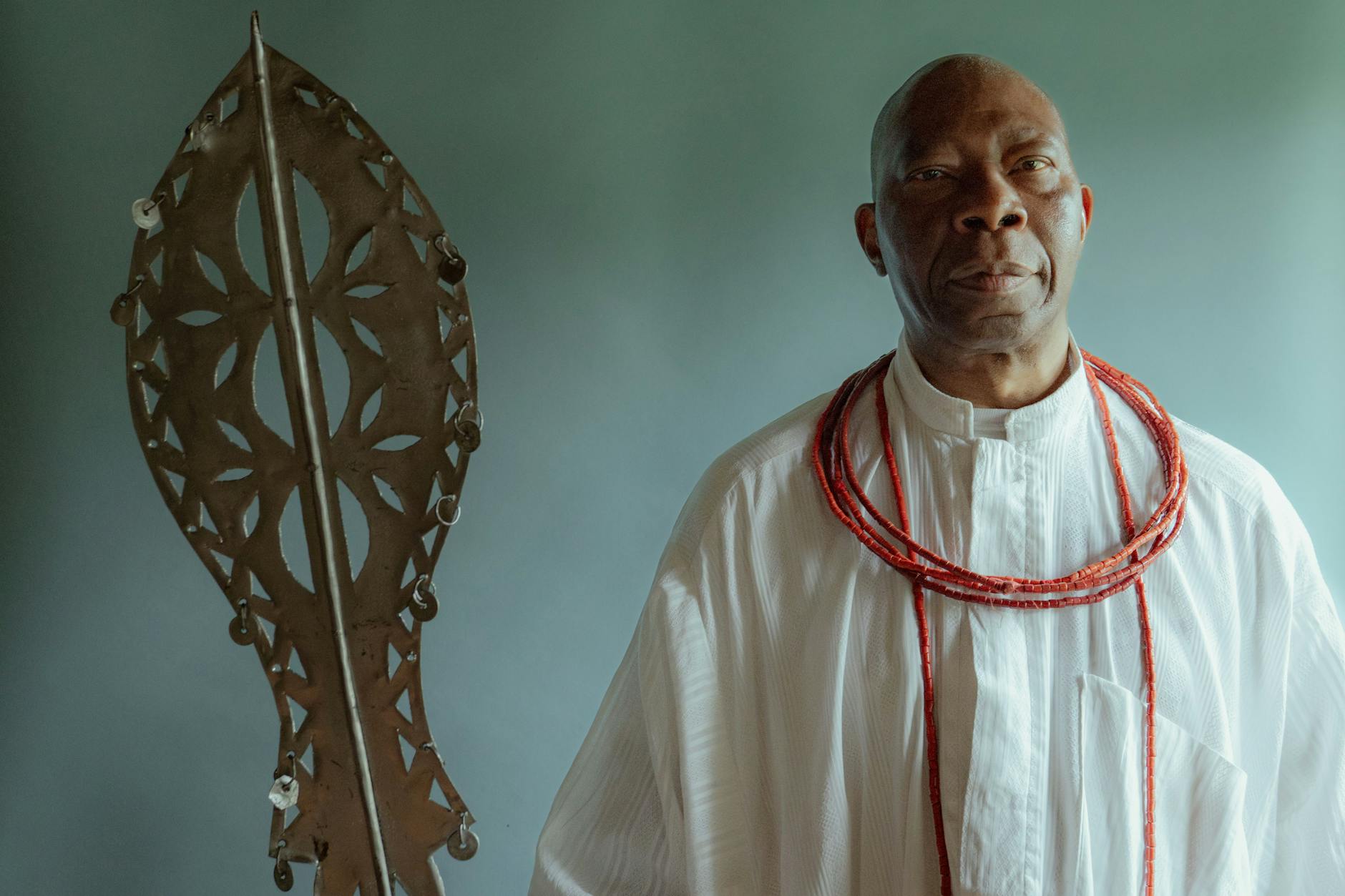 Prinz Okpame Oronsaye hält hier ein Eben, eine Art Zepter oder Schwert, Symbol der Autorität in der königlichen Familie, das beim Tanz benutzt wird.