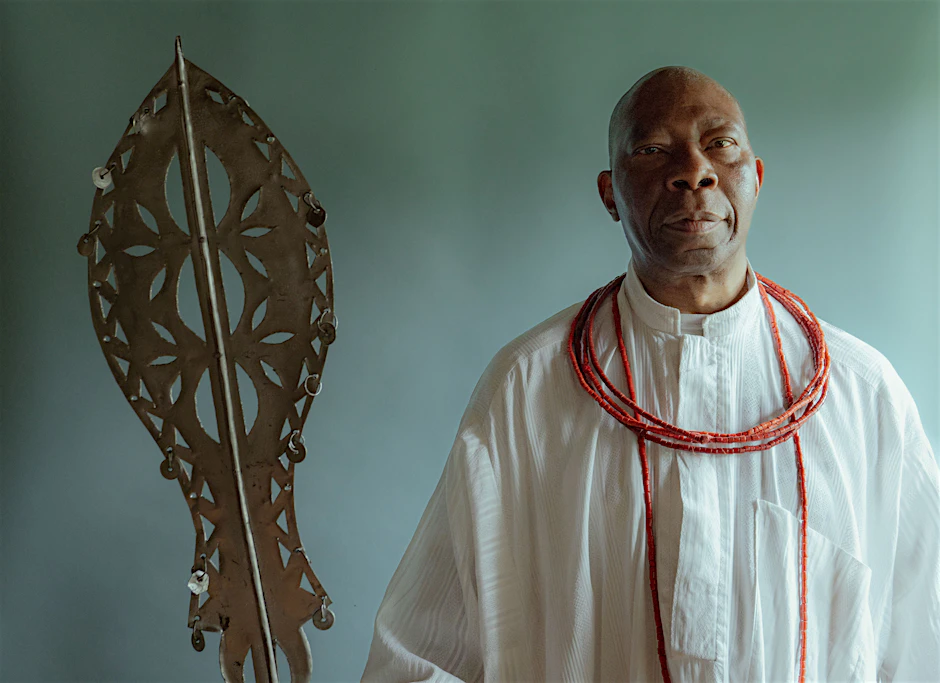 Prinz Okpame Oronsaye hält hier ein Eben, eine Art Zepter oder Schwert, Symbol der Autorität in der königlichen Familie, das beim Tanz benutzt wird.