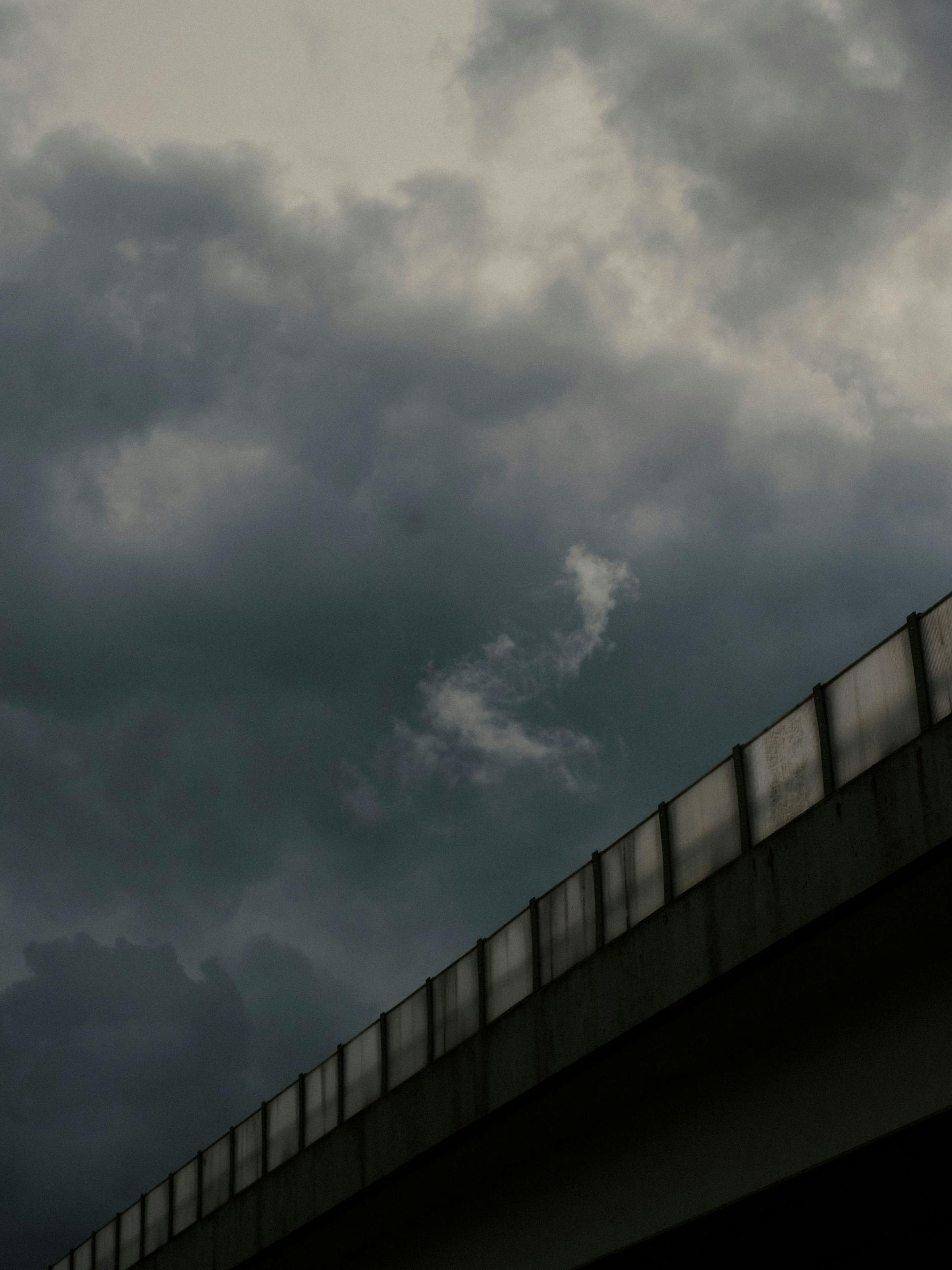 Wolken an der Autobahn am U-Bahnhof Tempelhof.