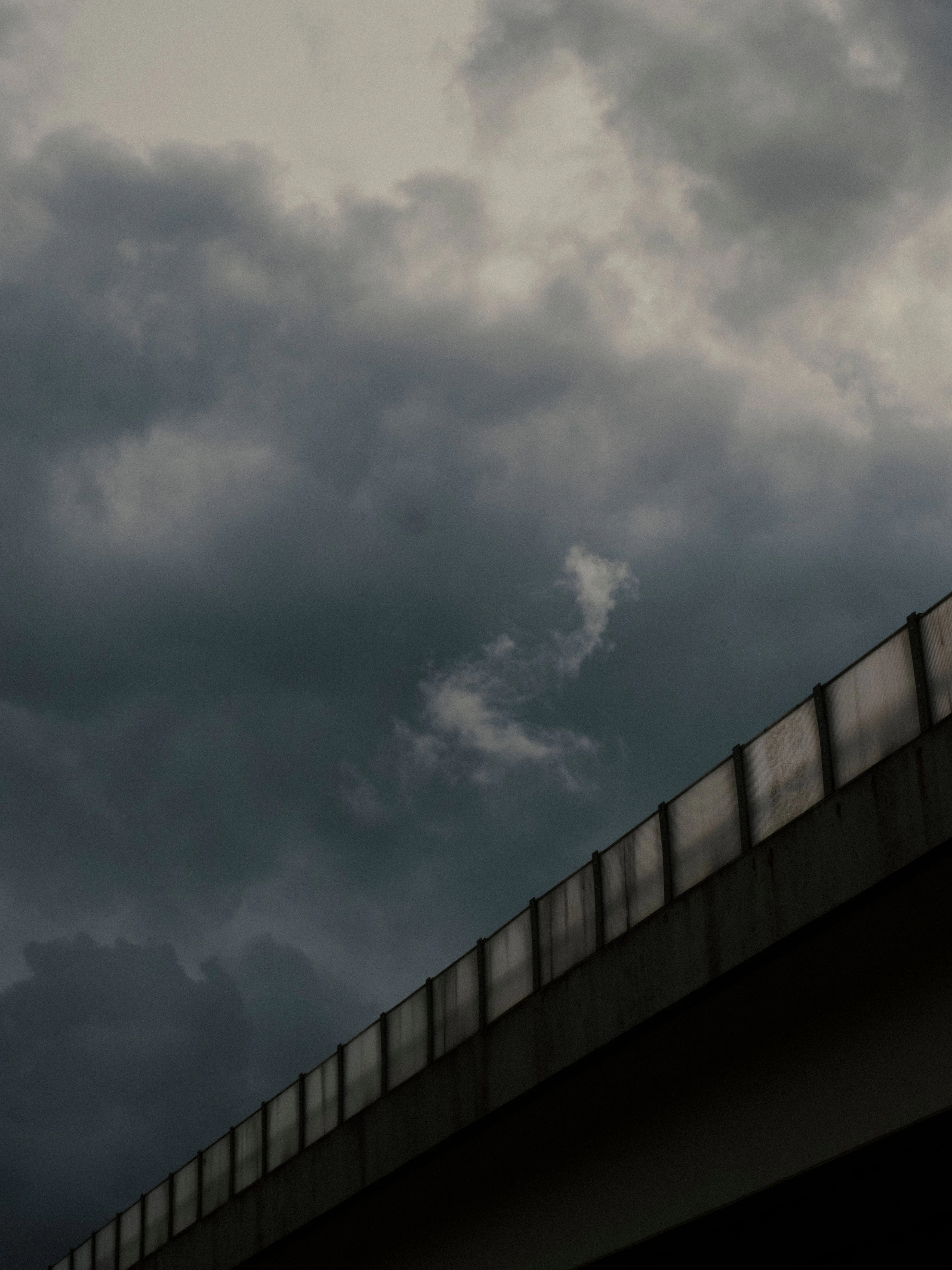 Wolken an der Autobahn am U-Bahnhof Tempelhof.