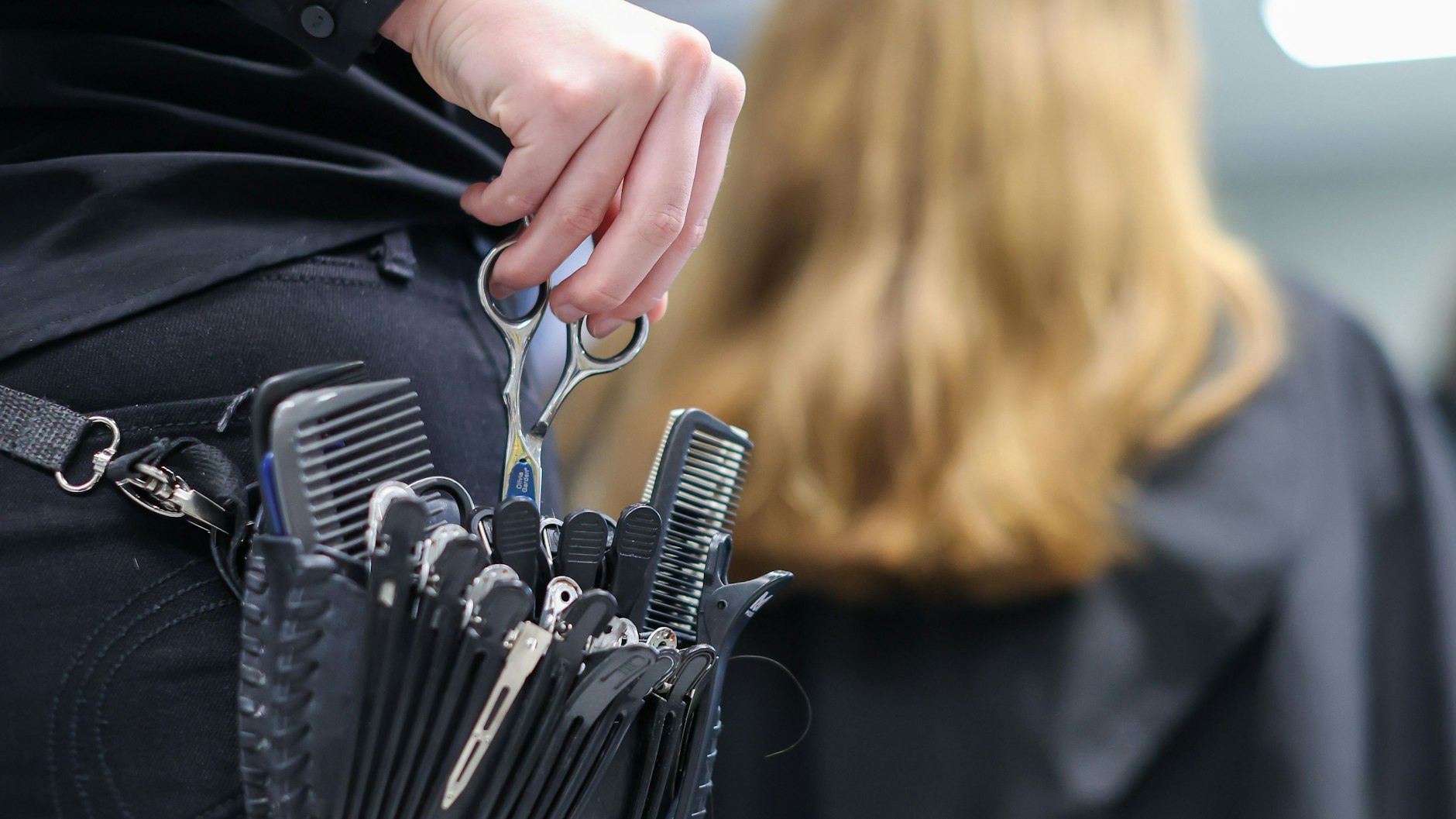 Haare sind lipophil, das heißt sie binden Fette an sich und können so eine Filterwirkung erzielen.
