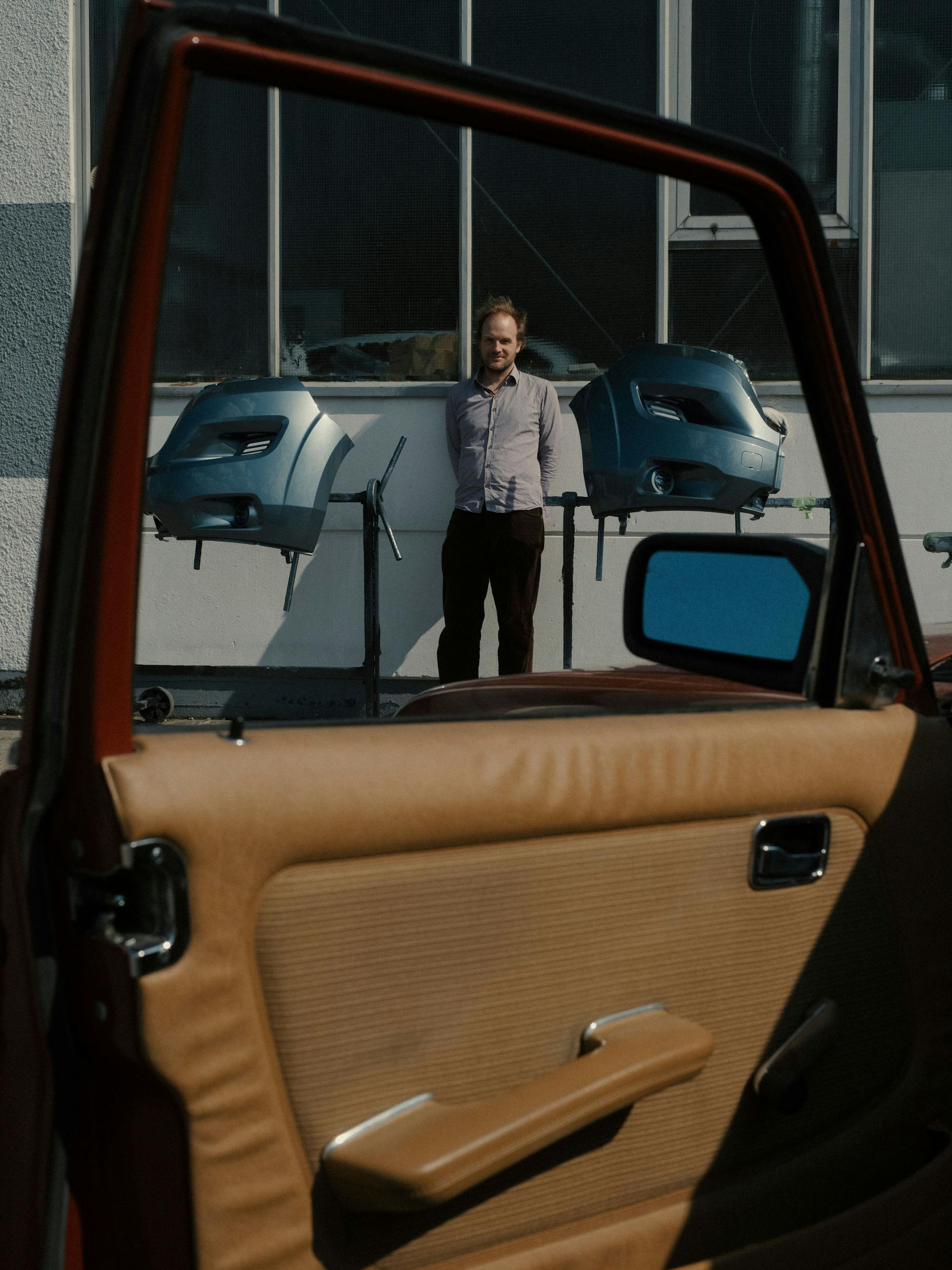 Conrad Kunze vor Autoteilen.