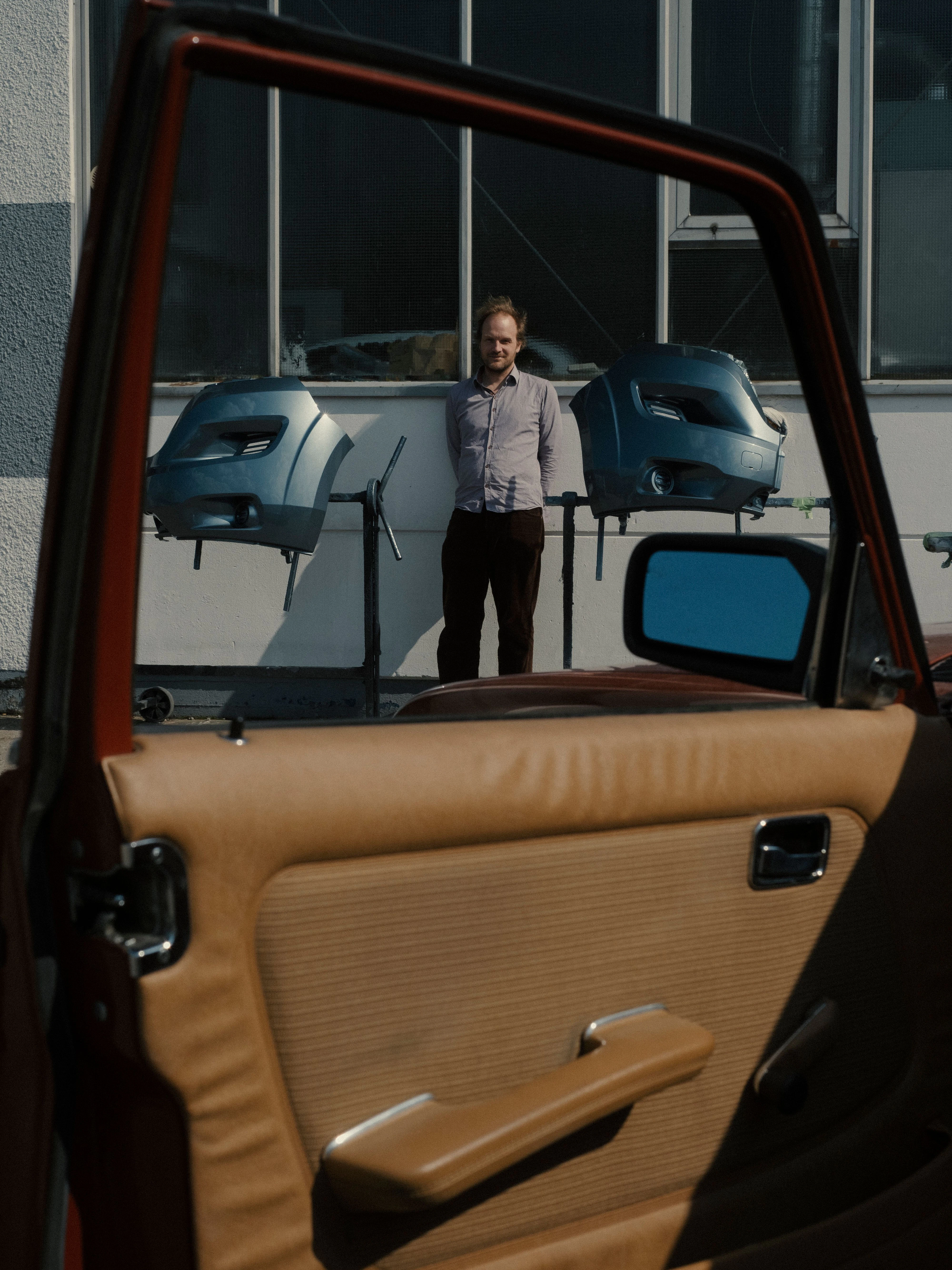 Conrad Kunze vor Autoteilen.