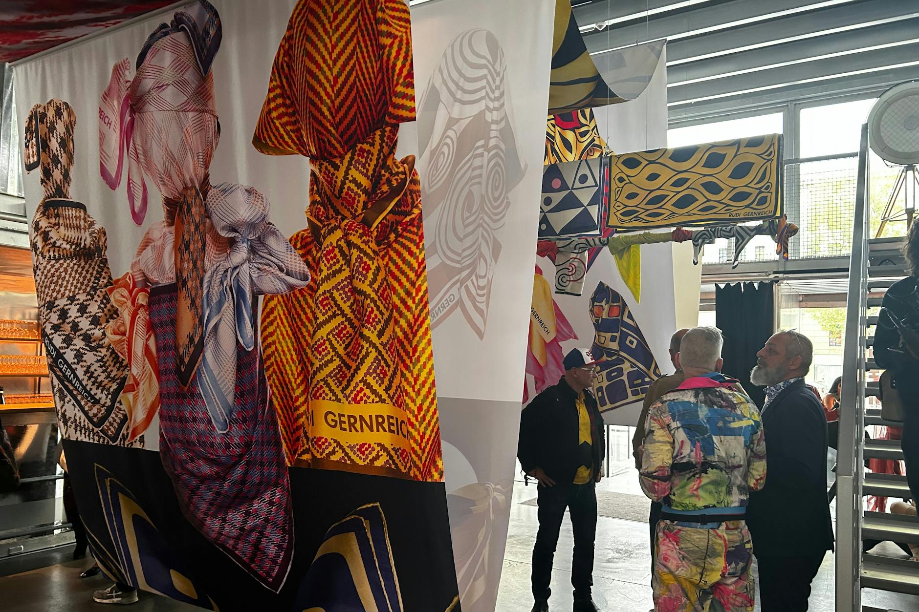 Drucke von Seitentüchern mit Mustern aus den 60er- und 70er-Jahren