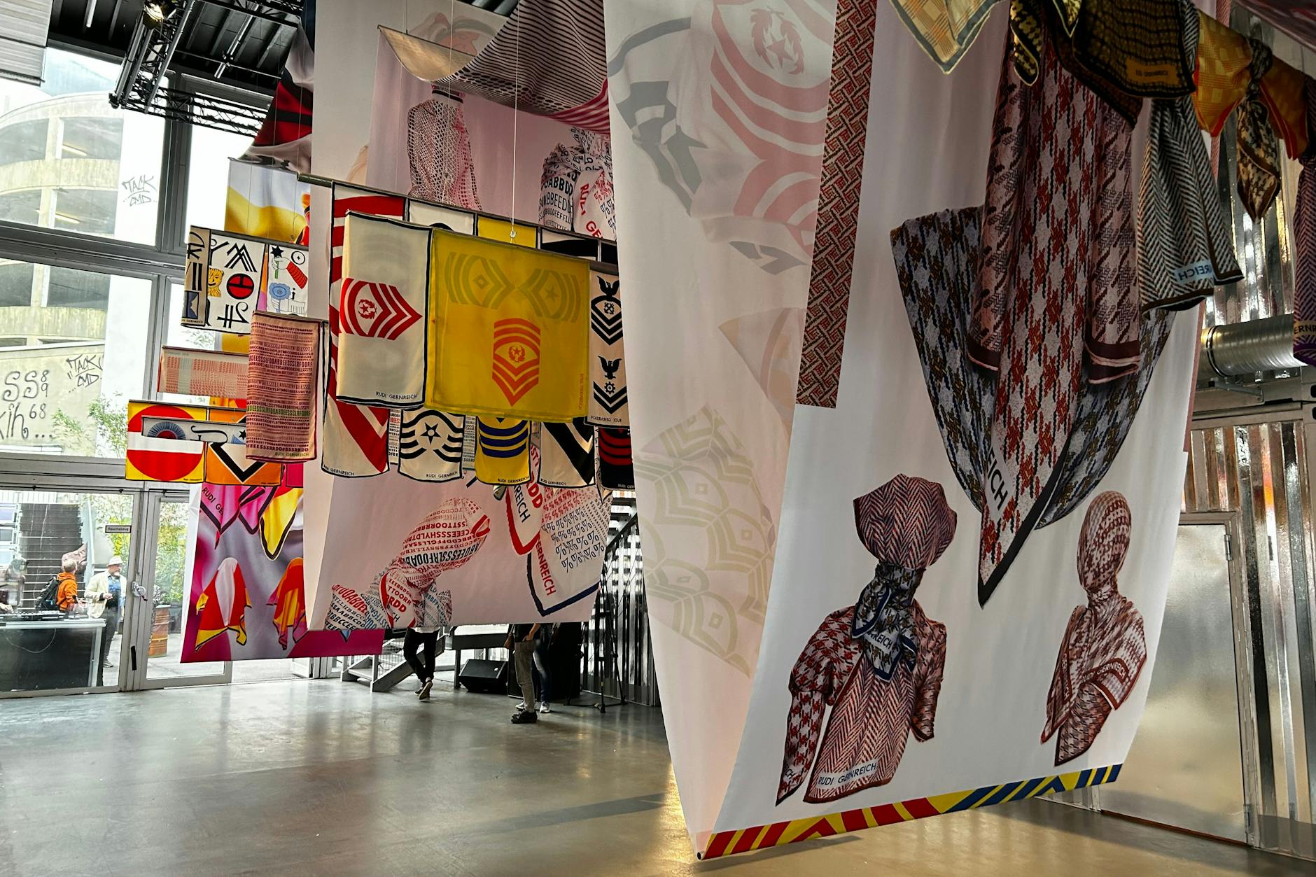 Wie Wellen im Ozean erscheinen die riesigen Stoffbahnen in der Galerie Pop Kudamm. Dazwischen die originalen Seidentücher von Rudi Gernreich