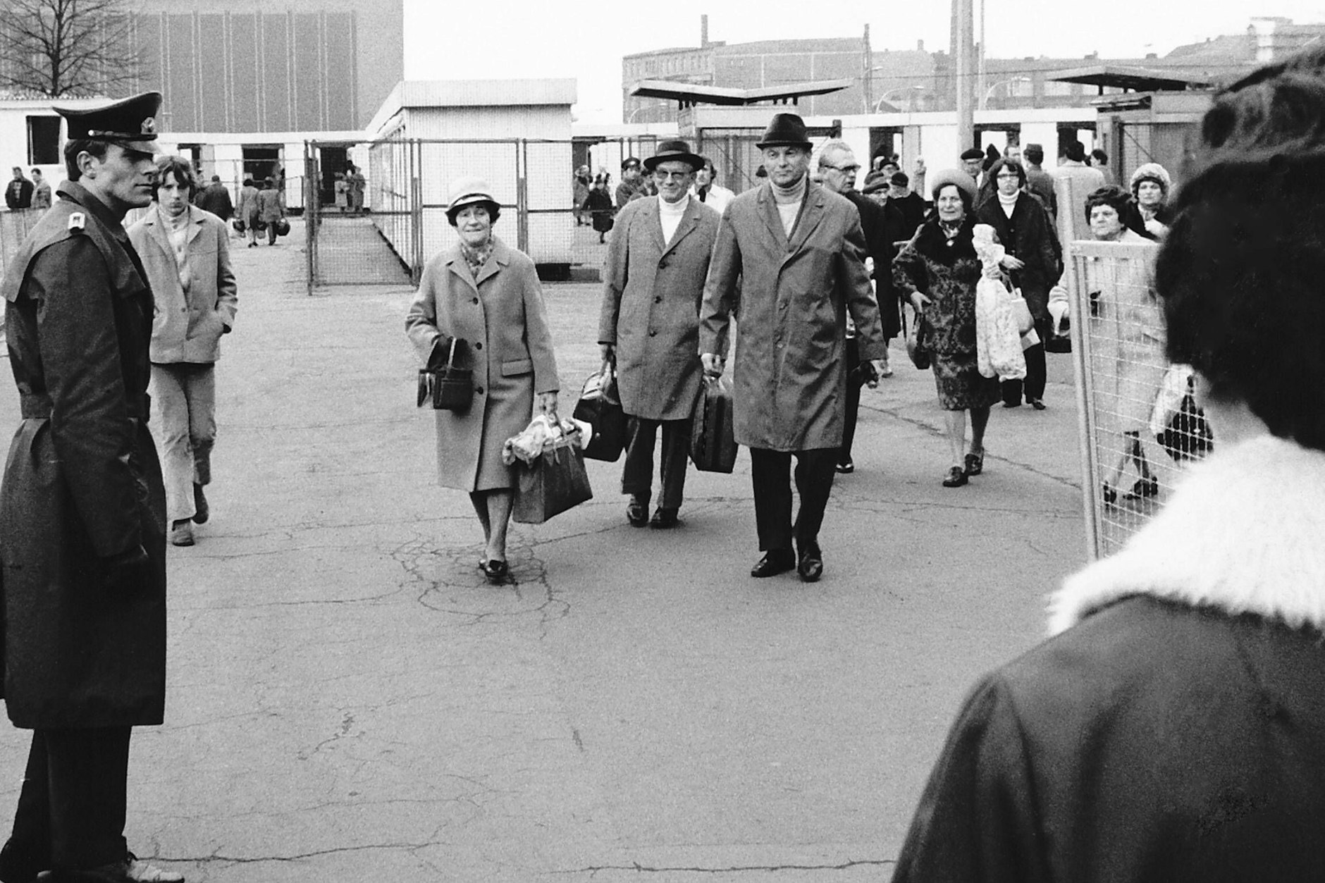 DDR-Bürger überqueren den Grenzübergang Friedrichstraße