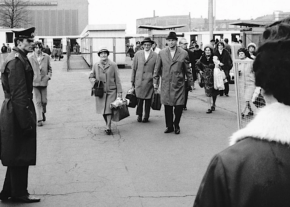 DDR-Bürger überqueren den Grenzübergang Friedrichstraße