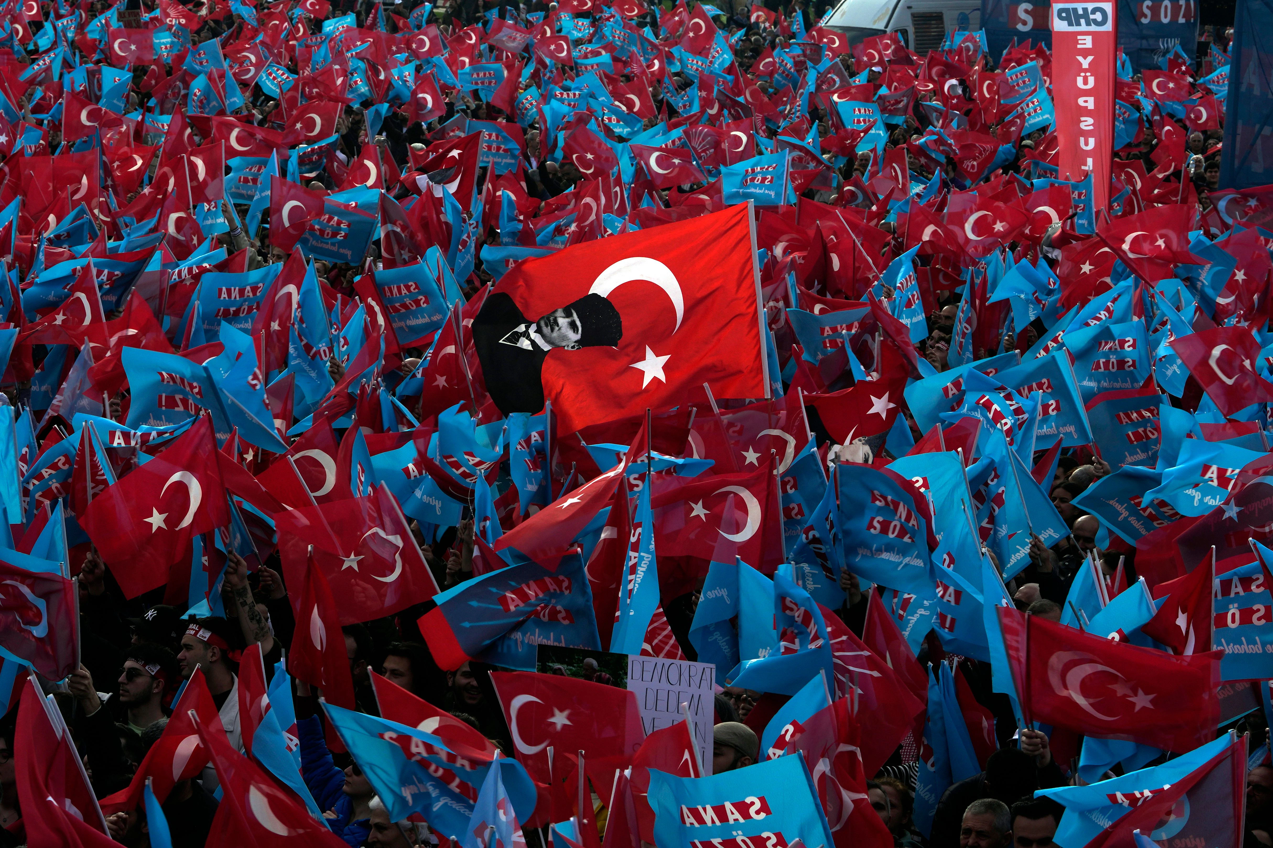 Anhänger von Kemal Kilicdaroglu schwenken türkische und CHP-Parteifahnen während einer Wahlkampfkundgebung in Istanbul.