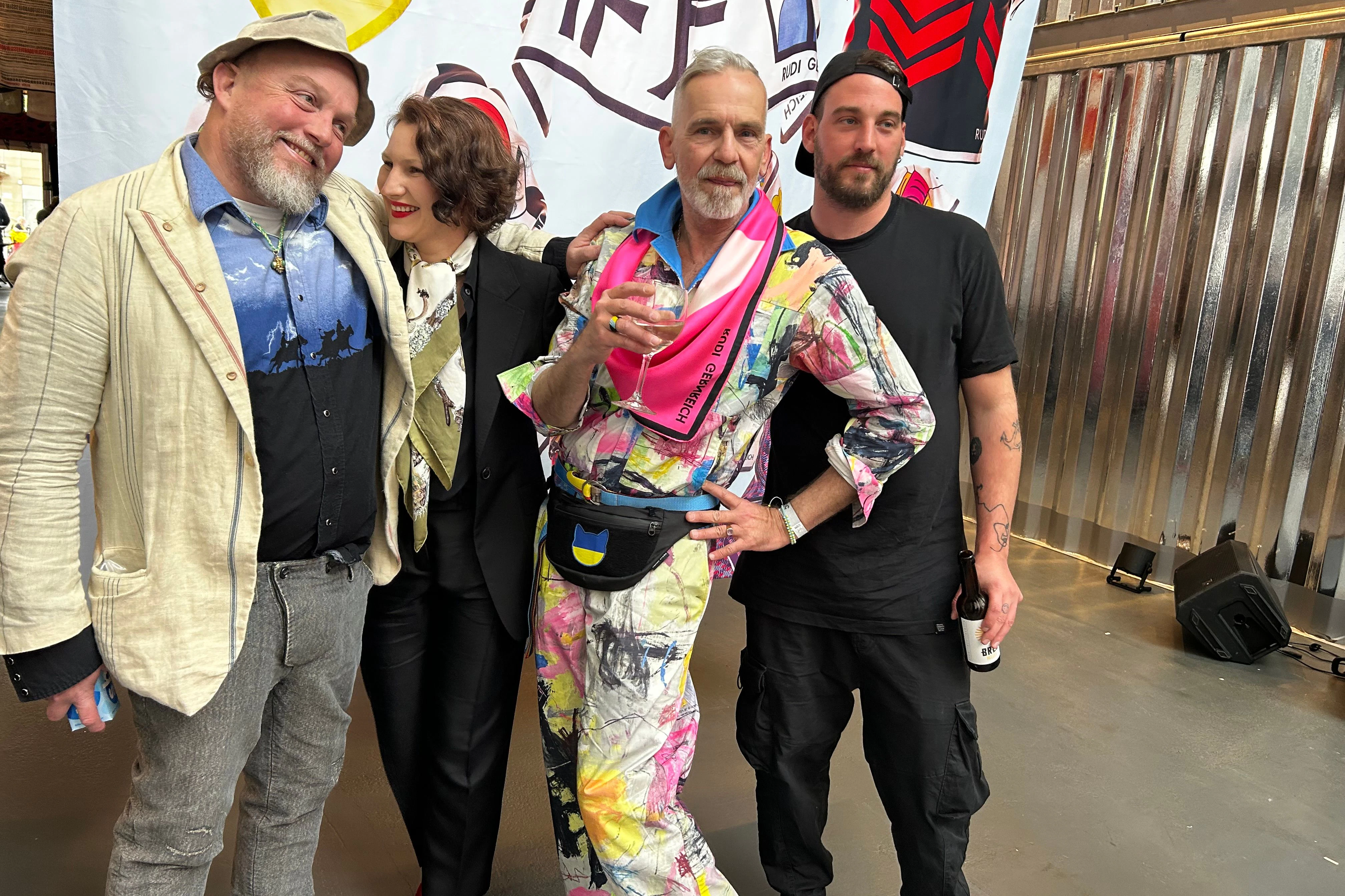 Die Ausstellungsmacher Paul Graves (links), daneben Karin Kruse und Frank Wilde zusammen mit Fotograf Lukas Rotter.