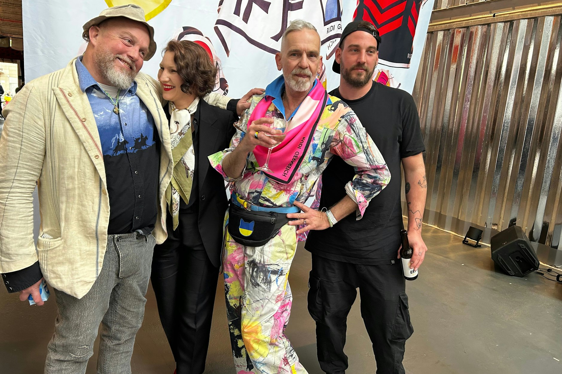 Die Ausstellungsmacher Paul Graves (links), daneben Karin Kruse und Frank Wilde zusammen mit Fotograf Lukas Rotter.