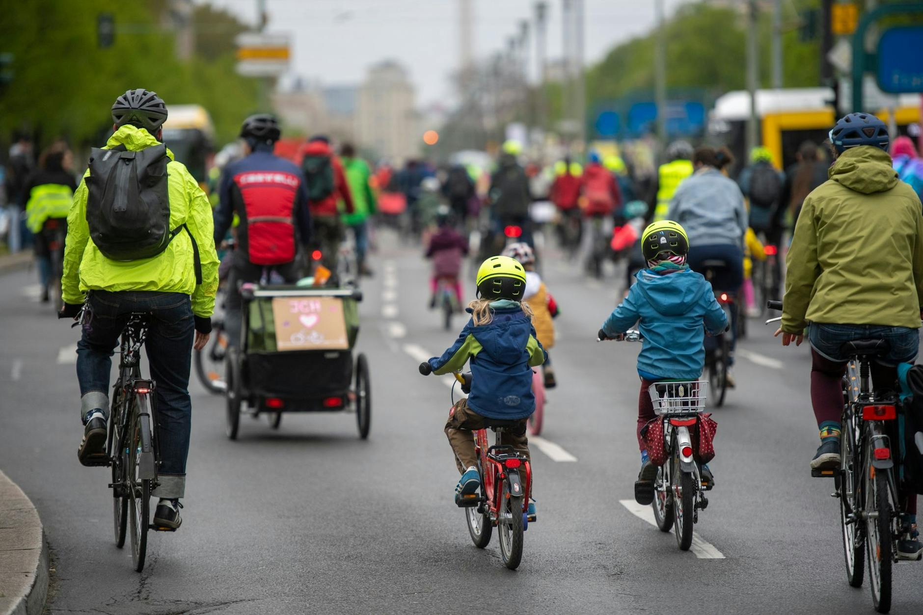 Teilnehmer einer Fahrrad-Demonstration fahren mit ihren Fahrrädern auf der Straße.