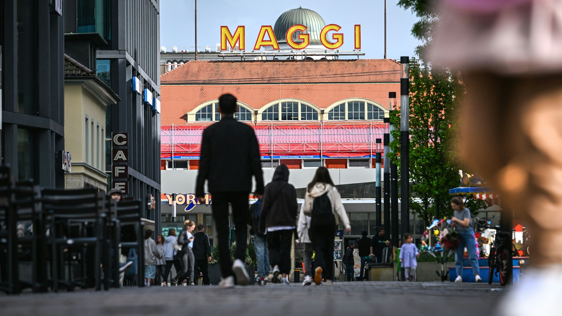 Baden-Württemberg, Singen: Der Schriftzug Maggi ist auf einem historischen Gebäude des Unternehmens angebracht.