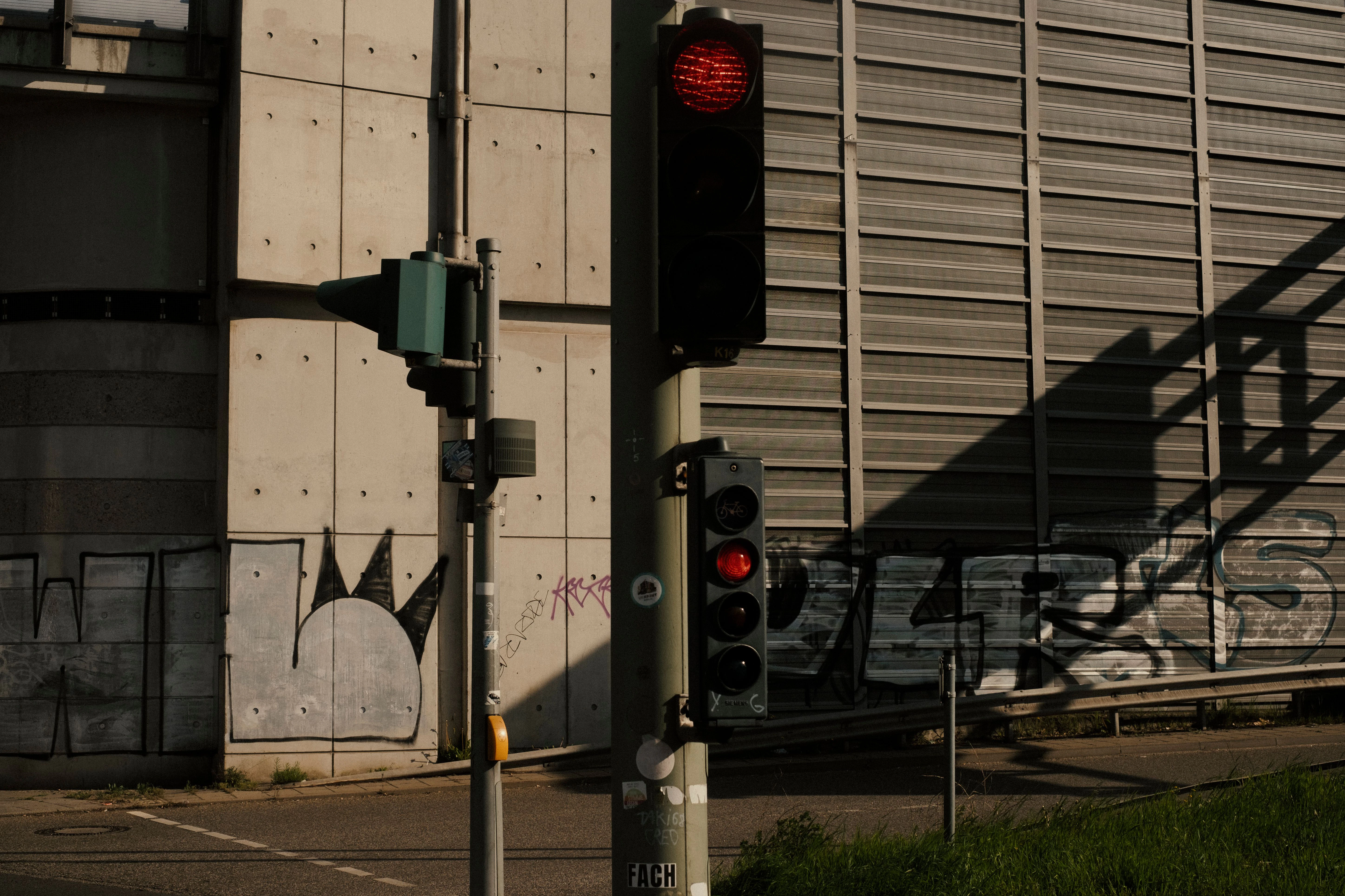 Ampel am U-Bahnhof Grenzallee.