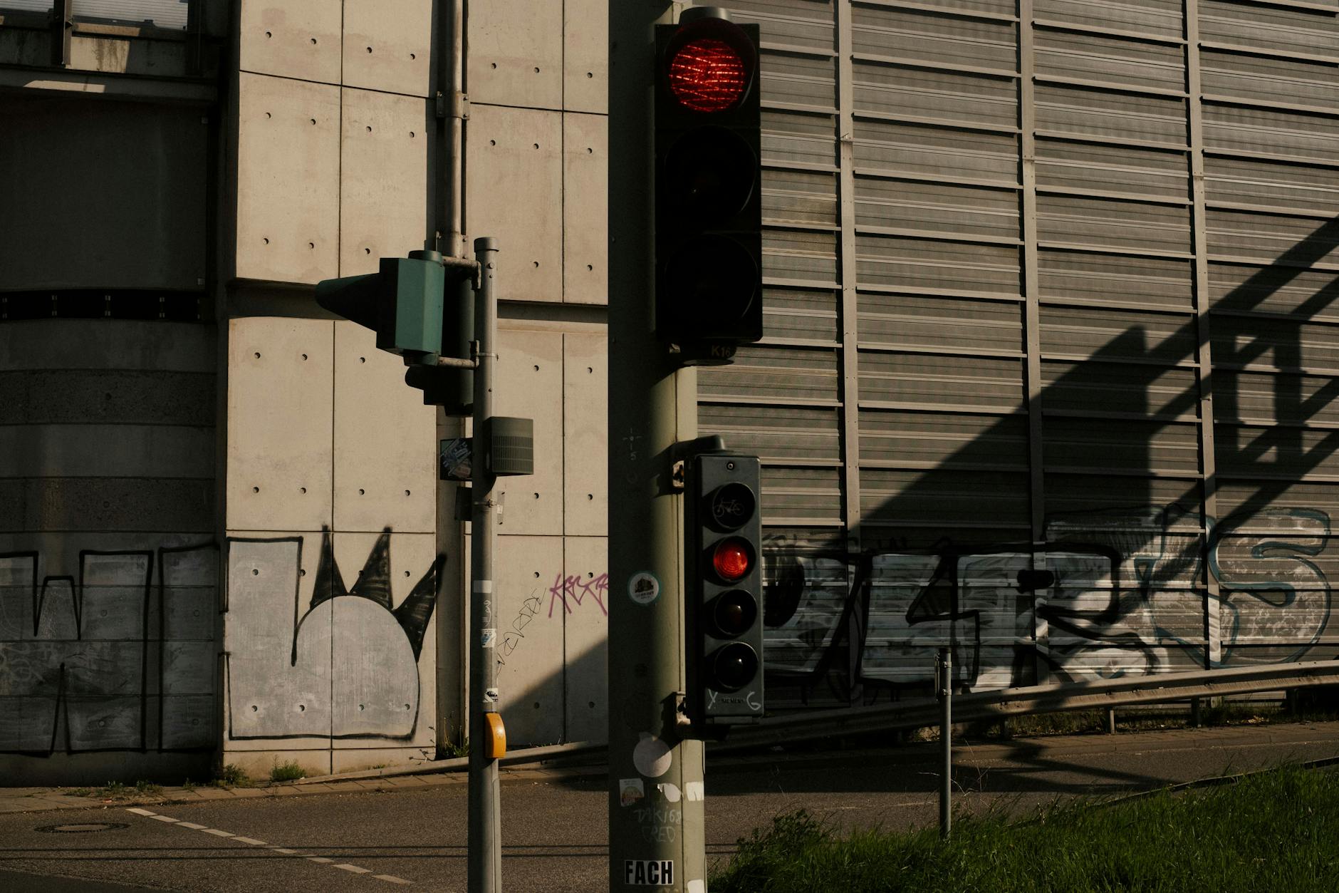 Ampel am U-Bahnhof Grenzallee.