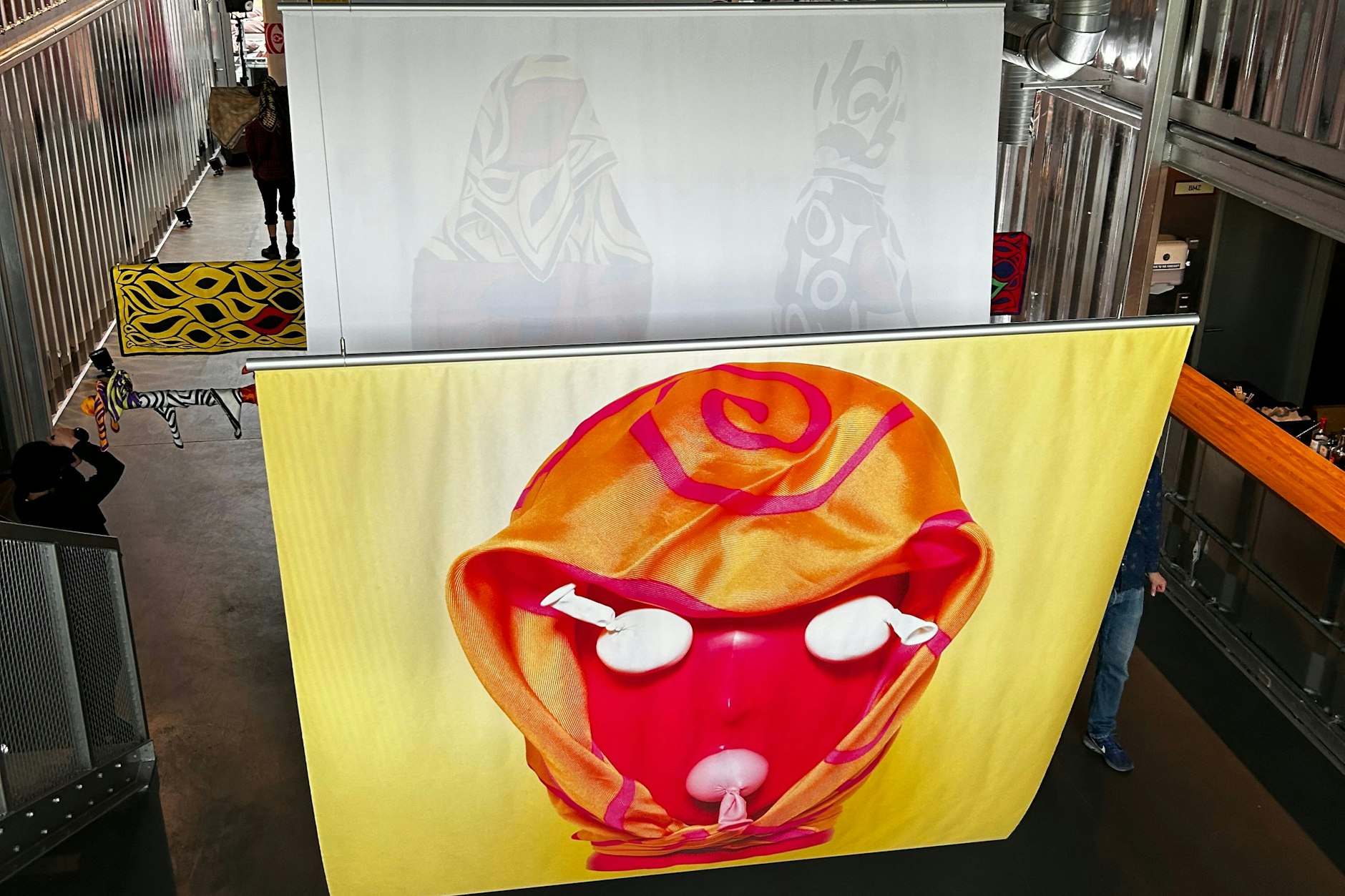 Exzentrisches Motiv mit Seidenschal von Rudi Gernreich