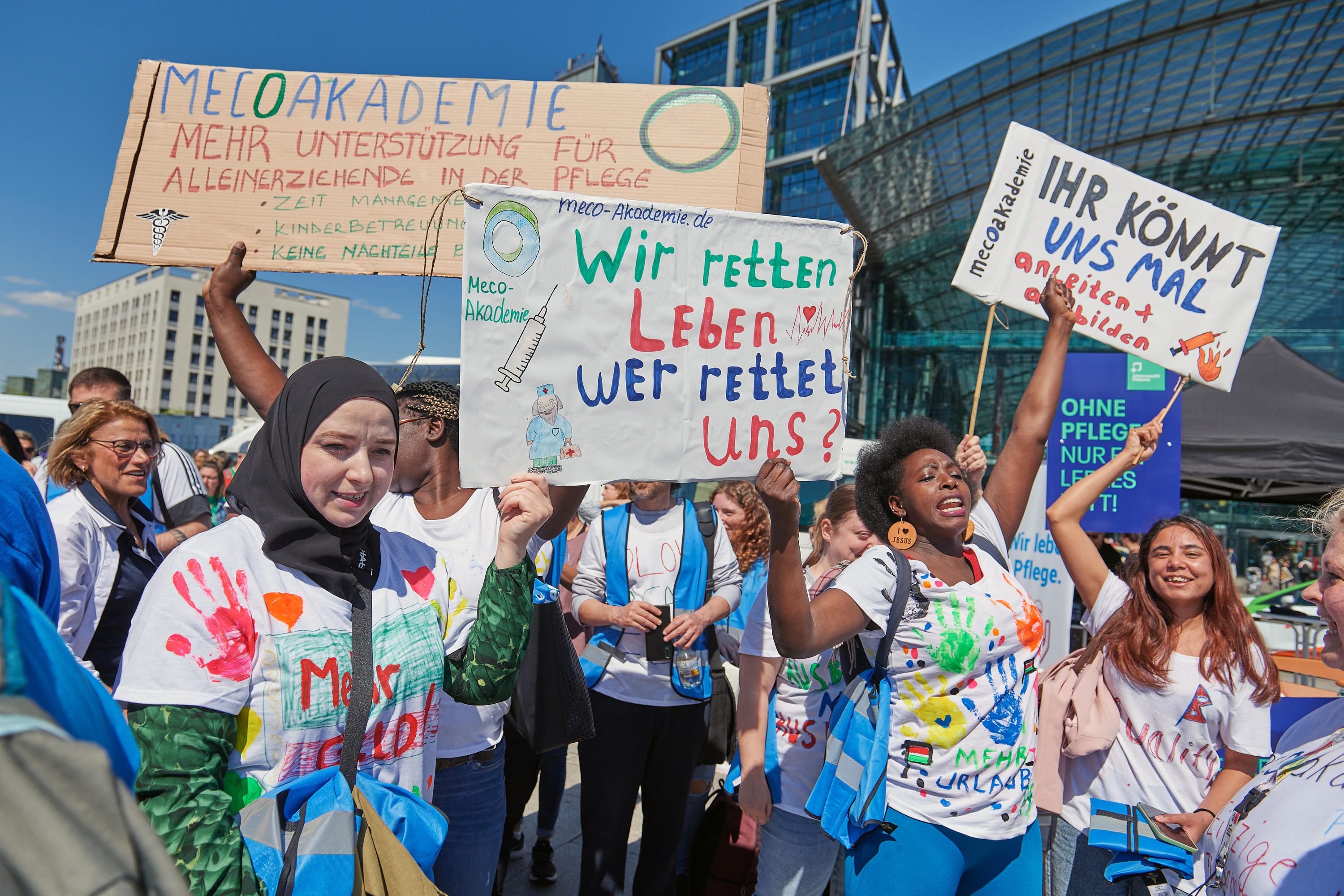 Demo In Berlin: Hunderte Pfleger Fordern Bessere Arbeitsbedingungen