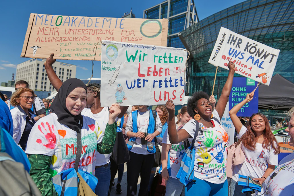 Demo in Berlin: Hunderte Pfleger fordern bessere Arbeitsbedingungen