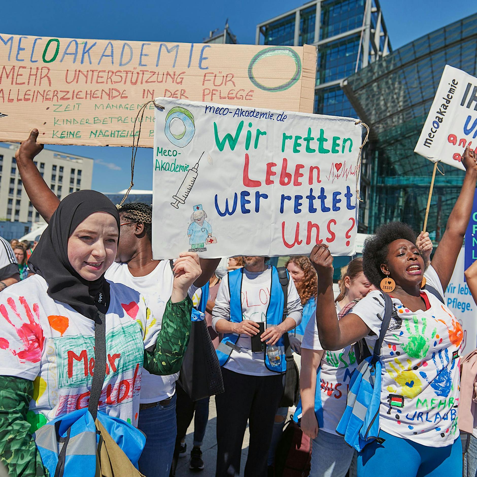 Demo in Berlin: Hunderte Pfleger fordern bessere Arbeitsbedingungen