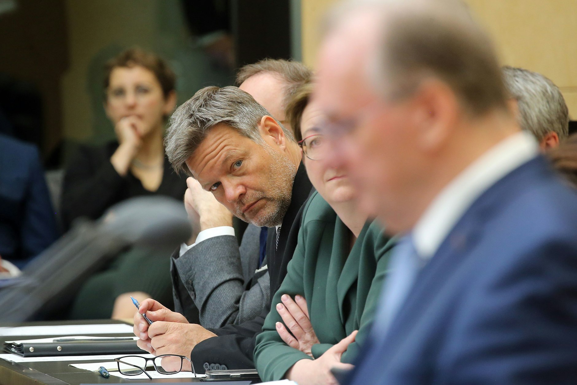 Robert Habeck (Bündnis90/Grüne), Bundeswirtschaftsminister, und Klara Geywitz (SPD), Bundesbauministerin, verfolgen im Bundesrat in der Debatte um die Änderung des Gebäudeenergiegesetzes die Rede von Rainer Haseloff (CDU), Ministerpräsident von Sachsen-Anhalt, am 12. Mai 2023.