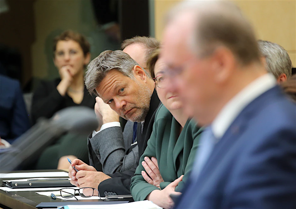 Robert Habeck (Bündnis90/Grüne), Bundeswirtschaftsminister, und Klara Geywitz (SPD), Bundesbauministerin, verfolgen im Bundesrat in der Debatte um die Änderung des Gebäudeenergiegesetzes die Rede von Rainer Haseloff (CDU), Ministerpräsident von Sachsen-Anhalt, am 12. Mai 2023.