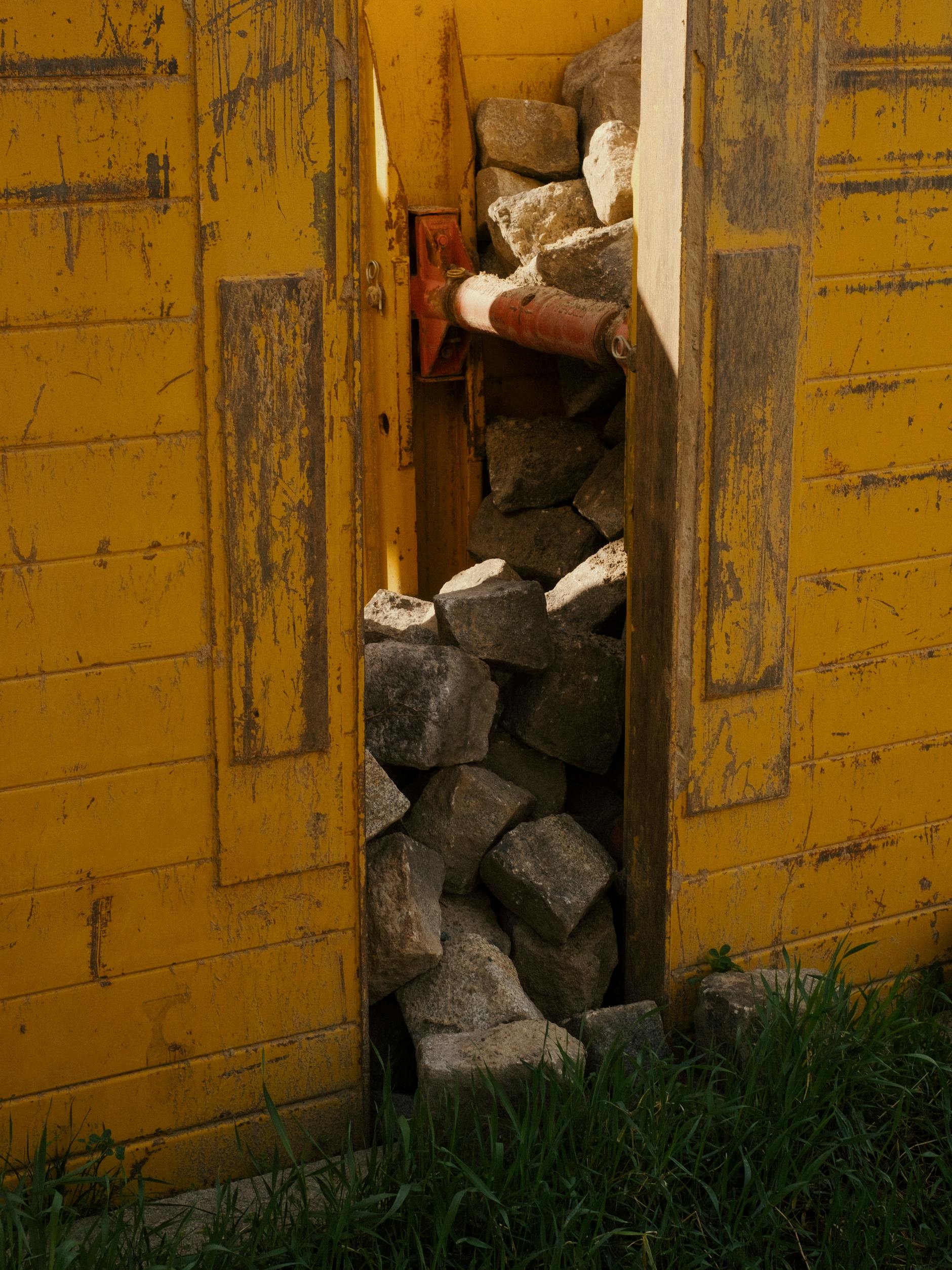Felsen auf einer Baustelle.