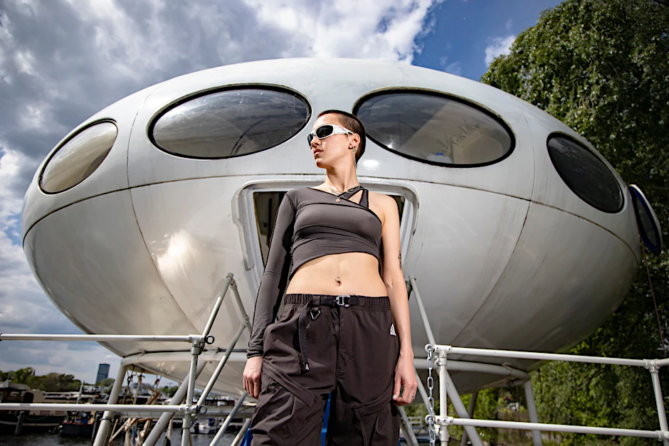 Sera Akyazici vor dem Futuro auf der Spree. 
              